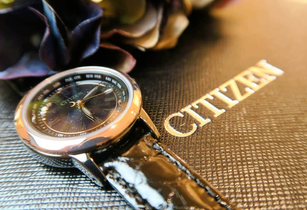 NAKANIWA WISPさんのインスタグラム写真 - (NAKANIWA WISPInstagram)「New Arrival!! Released on 4,October 2018 BASELWORLD 2018 CITIZEN  100th Anniversarry Model Gold × Black Collection 2018年10月4日発売で9モデルの展開です。 https://citizen.jp/news/2018/20180705.html  xC エコ・ドライブ電波時計/ティタニアライン ハッピーフライト Ref:EC1144-26E 90,000JPY+TAX 世界数量限定：2000本  お問い合わせは WISP Nouvelle espece 心斎橋仲庭時計店 〒542-0081 大阪市中央区南船場 4-10-3 ナガホリ大阪ビル 1F 電話番号：06-6251-7573 営業時間：11：00～19：00 定休日：水曜日 Mail：info-nakaniwa@nakaniwatokei.jp LINE ID:nakaniwa-royal WeChat ID:nakaniwa-royal WhatsApp: +81 80 1477 6579  Facebook:https://www.facebook.com/nakaniwatokei/  #バーゼル #Basel #バーゼルワールド #Baselworld #baselworld2018 #Swiss #スイス #Schwiizerischi #Switzerland #SEIKO #GRANDSEIKO #グランドセイコー #ウォッチ #ジュエリー #CITIZEN #F990 #ecodriveone #エコドライブワン #CASIO #セイコー #カシオ #シチズン #大阪#NAKANIWA #仲庭時計店 #北川景子 #sakurapink #サクラピンク」10月8日 18時53分 - nakaniwawatch