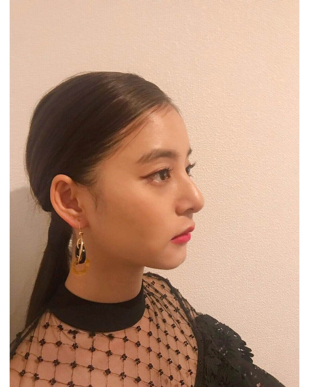 新木優子さんのインスタグラム写真 - (新木優子Instagram)「今日のスタイリングとヘアメイクはスタイリングなっちゃんこと高野夏季さん♡、ヘアメイクともちゃんこと中山友恵さんでした♡ 素敵な衣装にヘアメイクありがとうございました☺️❤️❤️ 黒い衣装と赤の衣装でリップの色が違いました❤️ ことの使い方間違いました😂‼︎ ご指摘ありがとう☺️‼︎」10月8日 19時05分 - yuuuuukko_