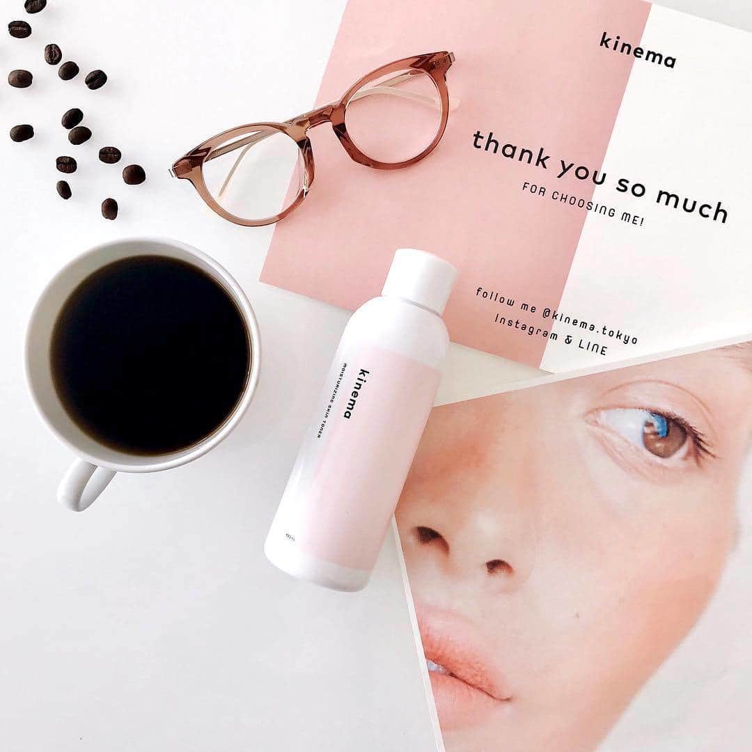 skincare in progress A daily does of Tokyoのインスタグラム：「\\ #みんなのスキンケア で、みんなの色んなキネマの使い方が見れます // . kinemaを使ってくれた、@honeylisabee さんのコメント👇🏻 ------ 最近の寝不足 & 乾燥 お肌に助かってます☕🍦 @kinema.tokyo .ㅤㅤㅤㅤㅤㅤㅤㅤㅤㅤㅤㅤ ------ 確かに寝不足だと肌に出ますよね……😰😰 . 保湿効果があるので、肌の潤いも保てます👏 . 素敵な投稿をしてくださった @honeylisabee さん🐝🍯 . ありがとうございました👍 ------------ 💁 @kinema.tokyo は、敏感肌でも使える優しい拭き取り化粧水 👉 #みんなのスキンケア でみんなのkinemaの使い方が見れるよ 🏷現在予約販売のみ受付中です。」