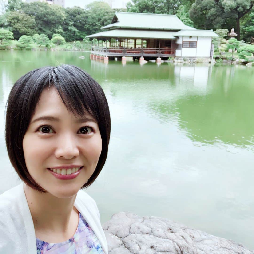 村井美樹さんのインスタグラム写真 - (村井美樹Instagram)「今日は産後、初仕事☺️ 「歴女がいく！えり好み みきき旅」の取材で、都内の憩いのスポット「清澄庭園」に行ってきました。 . 石好きな岩崎弥太郎の趣味が炸裂する珍しい巨石だらけの庭園。まるで石の博物館！ . 清澄庭園は何気に初訪問。鳥やカメもたくさんいて、のんびり癒された〜😆✨ . #清澄庭園 #岩崎弥太郎 #石の博物館 #えり好みみきき旅」10月8日 21時27分 - miki_murai_