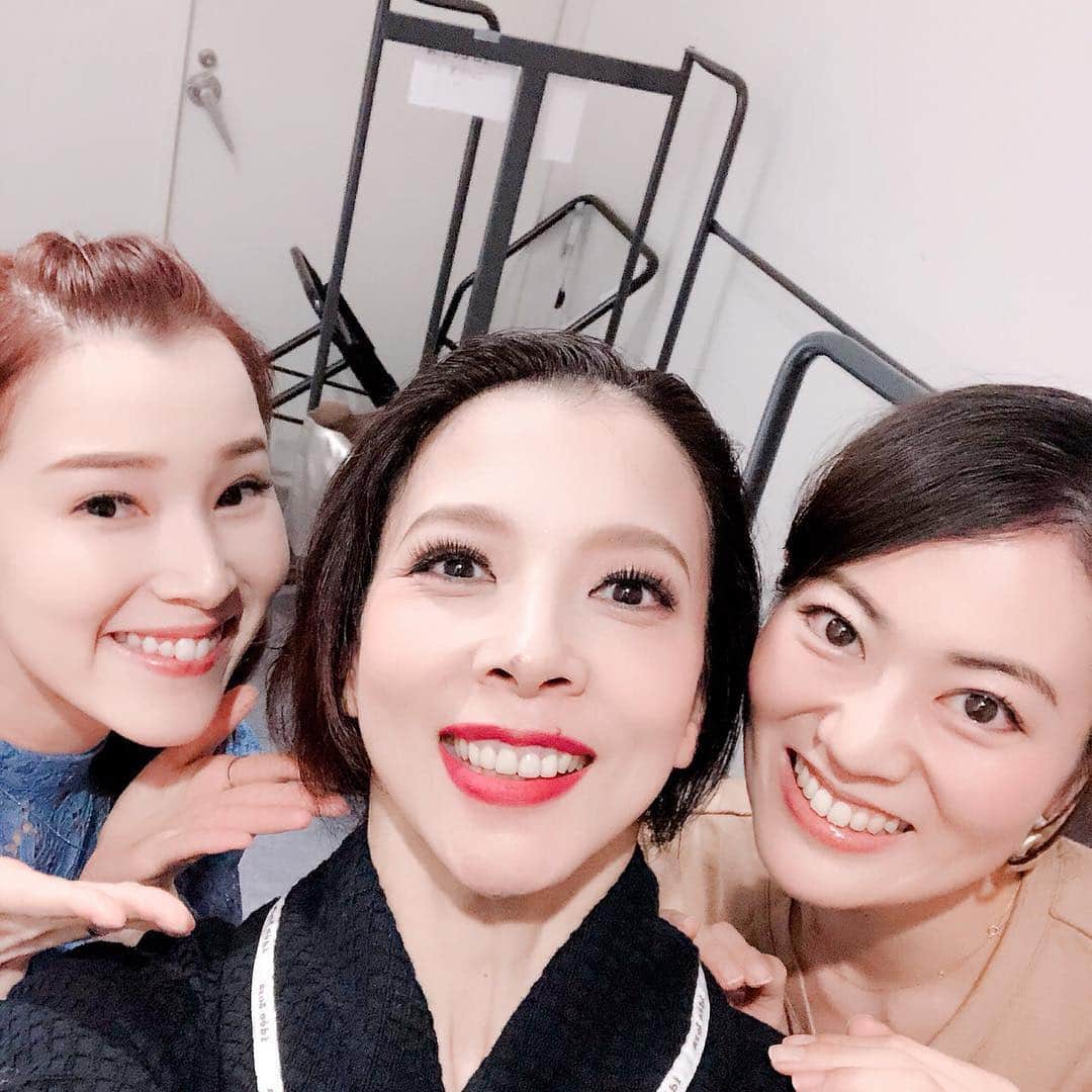 彩星りおんのインスタグラム：「大好きな作品に大好きな方が出ておられる。﻿ これはもう行くっきゃないでしょう🛳﻿ ﻿ ﻿ 2015年に初演を拝見した時、あまりにも美しい音楽に驚愕し、終演後には二度目の観劇を決めていました。﻿ ﻿ ﻿ 今回は👶🏻がいるので一度きりの観劇。しっかり心に焼き付けようと集中して聴いてまいりました👂🏻✨﻿ ﻿ 登場人物ひとりひとりの胸の高鳴り、希望、喜び、怒り、不安、悲しみが時には繊細に、そして時には壮大に音楽に乗せられて胸に迫ってくる群像劇。﻿ ﻿ ﻿ あぁ、私はやっぱりミュージカルが好きだな。﻿ ﻿ ﻿ あぁ、私はやっぱりきりやさんが好きだな。﻿ ↑どさくさに紛れてファン宣言✋🏻﻿ ﻿ NYでランチして以来の念願の再会✨﻿ あー！パワー充電できた！！﻿ ﻿ ﻿ ヤンさんにも久しぶりにお会いできて嬉しすぎました💓﻿ 相変わらずお美しくて...。﻿ お母さんの顔になったって言っていただきました🤱🏻﻿ ﻿ ヤンさんもきりさんも全くタイプの違う素敵な夫婦を演じられていて悲しい結末の中にも胸がほっこり❤️﻿ ﻿ 今夜はタイタニック号の犠牲者の方々を想いながら眠りにつきたいと思います。﻿ ﻿ おやすみなさい🌙﻿ ﻿ #安寿ミラ さん﻿ #霧矢大夢 さん﻿ #タイタニック﻿ #ミュージカル﻿ #親友と観劇﻿ #中原由貴 ﻿ #彩星りおん﻿ #元月組﻿ #霧矢さん親衛隊﻿ #bway﻿ #bwaymusical ﻿ #titanic ﻿ #broadway﻿ #broadwaylover ﻿ #lifeintokyo」