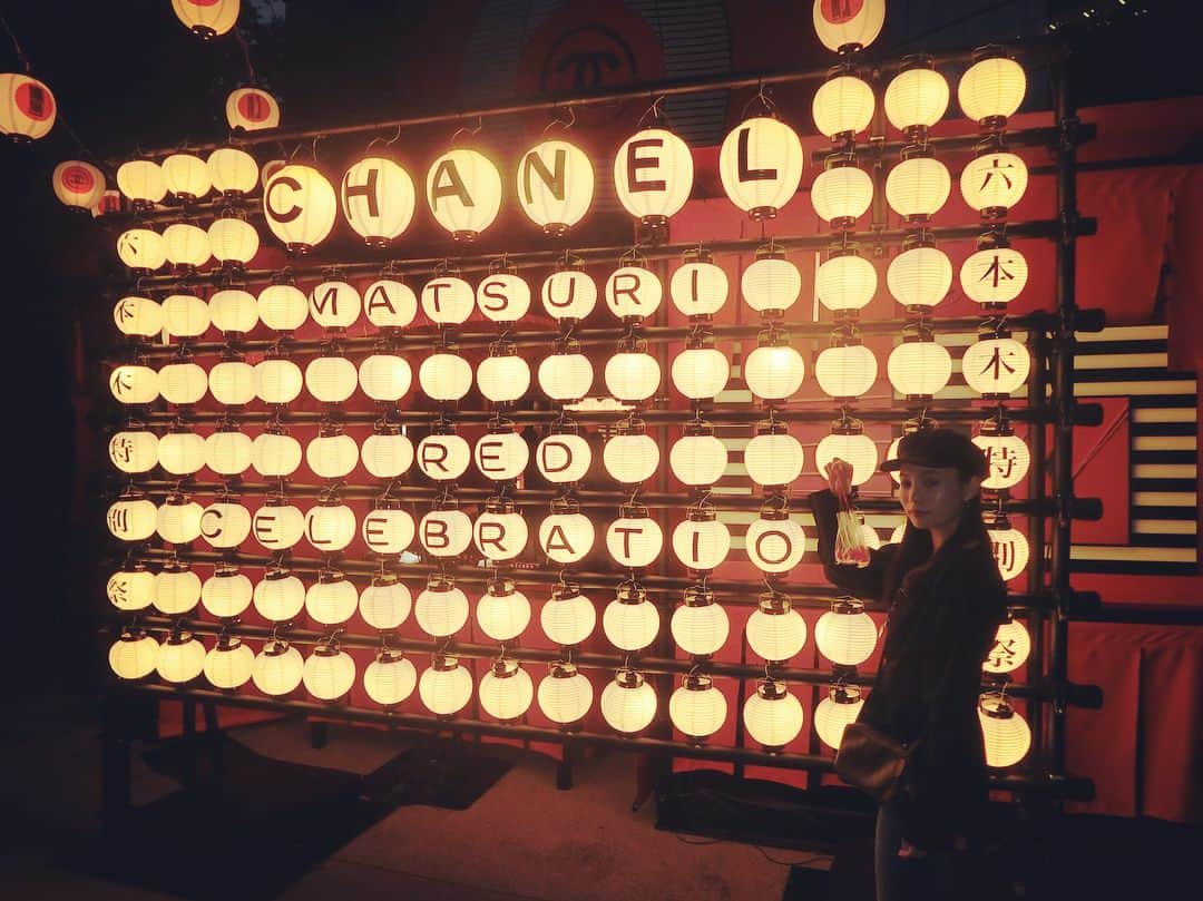 のインスタグラム：「CHANEL MATSURI . #japan #tokyo #roppongi #chanel #matsuri #red #redcelebration ##instagood #time #happy #style #天祖神社 #祭 #スーパーボール4つすくえた」