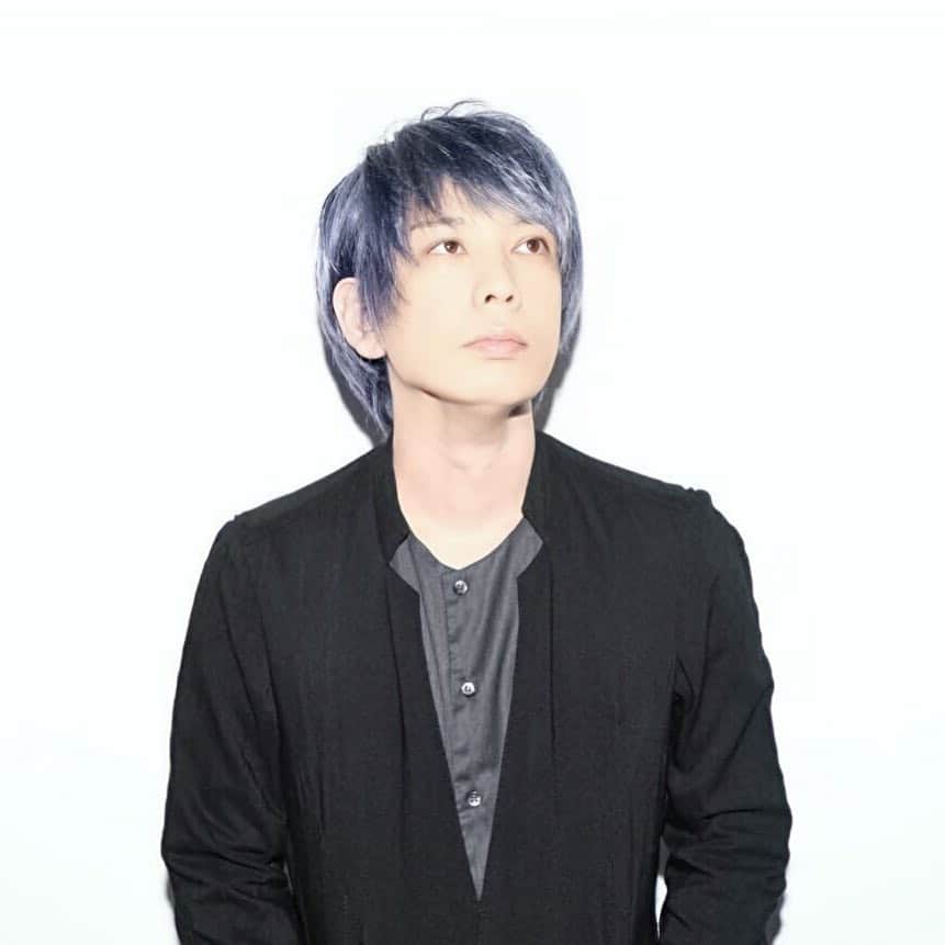 のインスタグラム：「GRADUATEで髪染めて来たぞ。 今度は青系だ。」