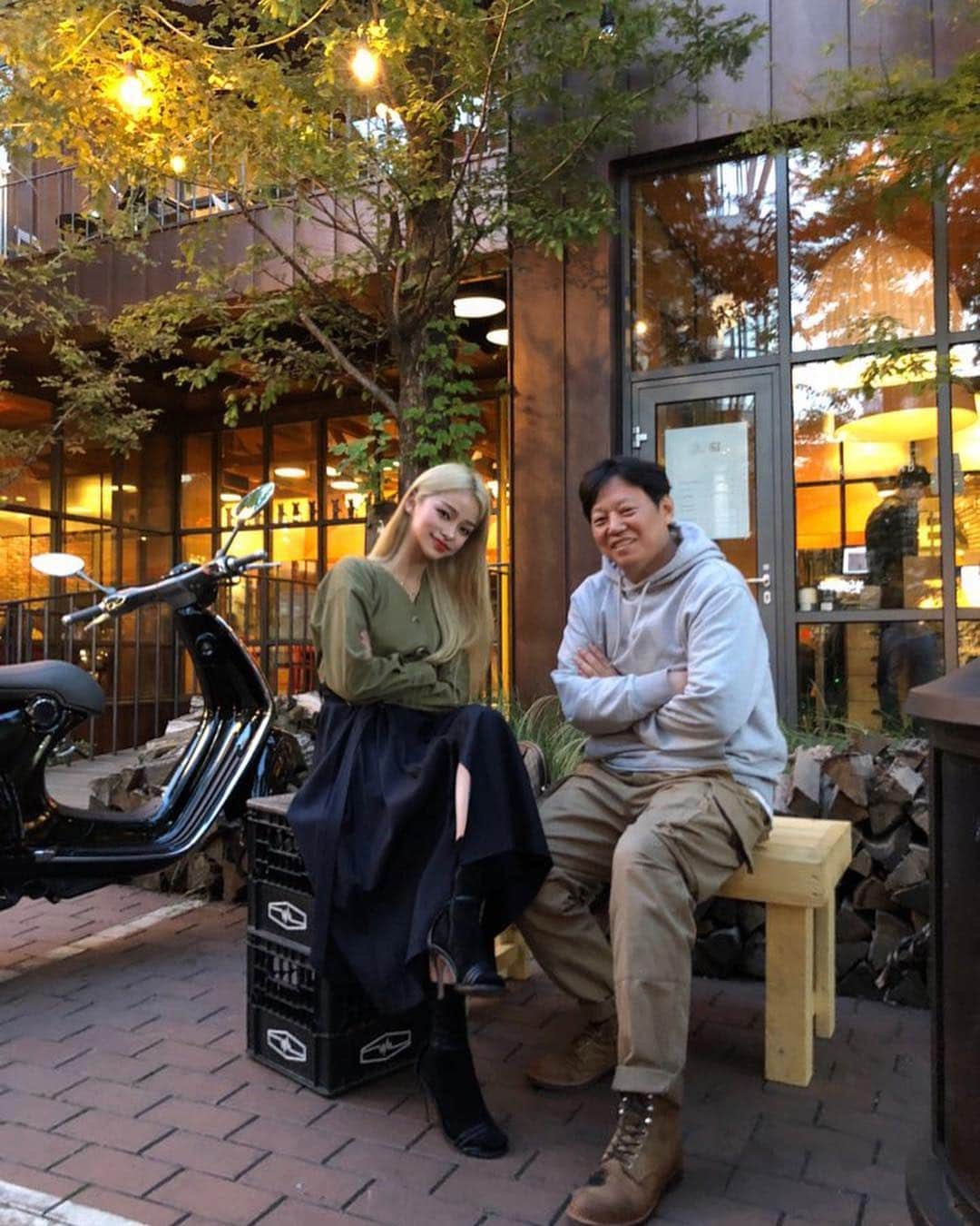 カン・ギョンミンさんのインスタグラム写真 - (カン・ギョンミンInstagram)「서울 아닌것 같은 알베르,, 🌲💚 멘토 대표늼이랑도 간만에 찰칵 히히 그나저나 #앤더슨벨 옷 너무 이쁘네  #anderssonbell」10月8日 22時50分 - kkmmmkk