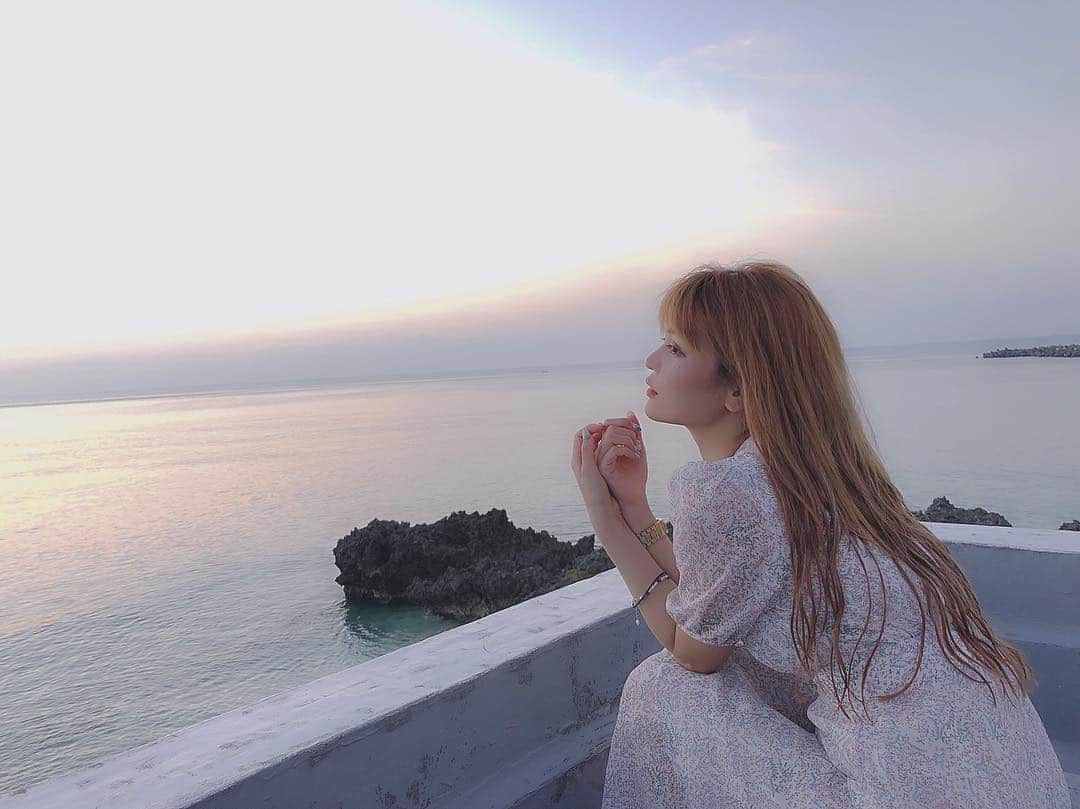 ななぴさんのインスタグラム写真 - (ななぴInstagram)「🐈💭 大事な時間。だいすきです。 こんな時間、東京にいたら味わえないなあ  #ヨロン島 #与論島 #プリシアリゾートヨロン #resort #沖縄 #鹿児島 #離島 #国内旅行 #ななぴトラベル #旅行 #🐈 #海 #絶景 #sunset #summer #dream #幸せ」10月8日 22時52分 - __nanapgram__