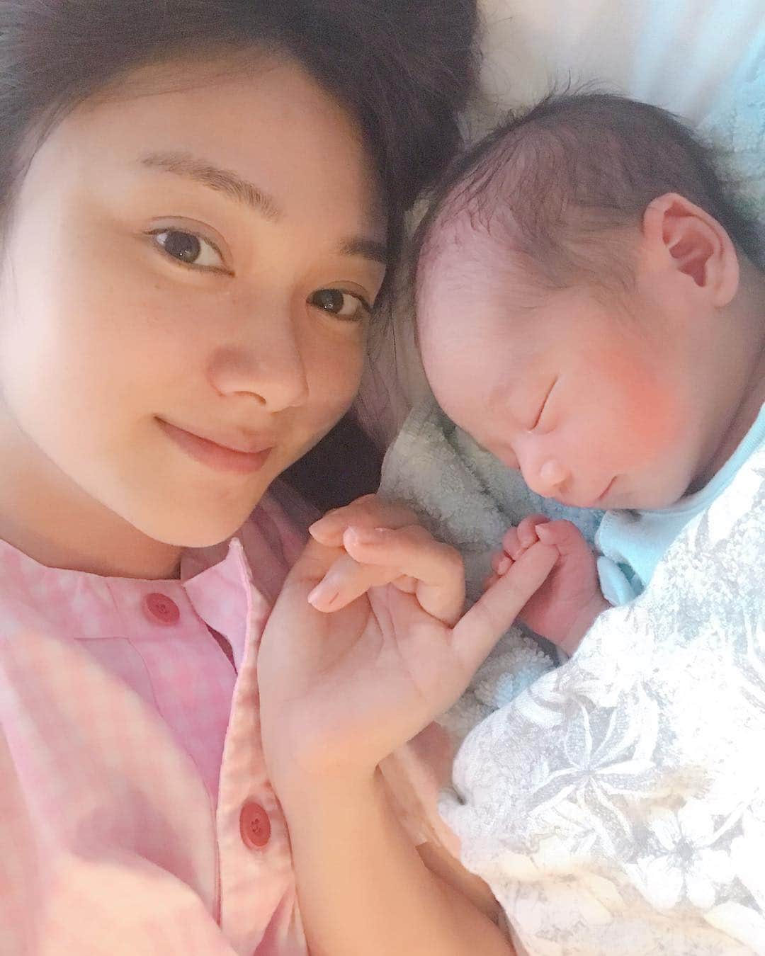 今井成美のインスタグラム：「新米なるママです😙💦❤️ 2018年10月6日 2906gの元気な男の子が産まれました💕 陣痛開始から、約3時間のスピード出産でした👶母子共に健康です😘  これからよろしくね坊や❤️」