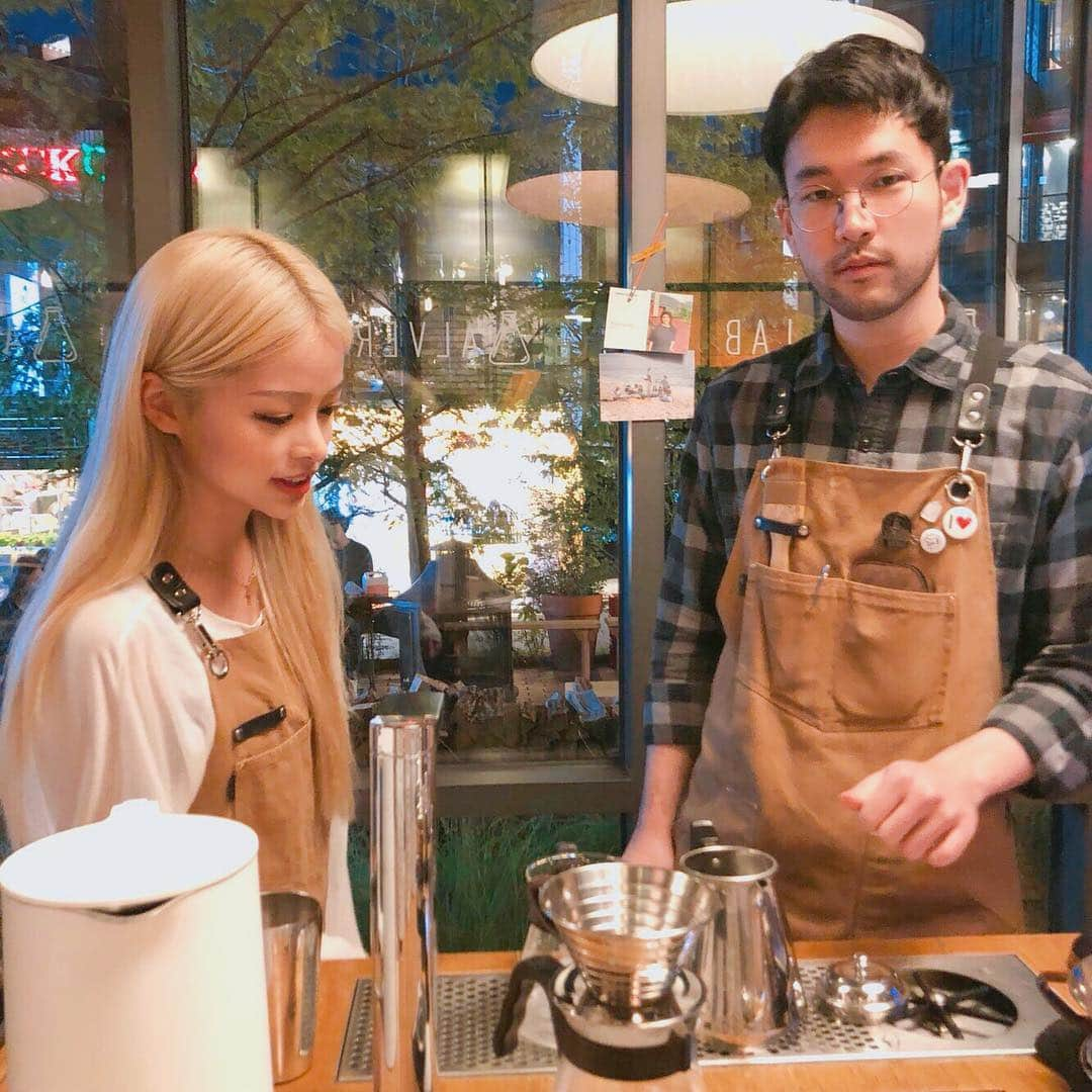 カン・ギョンミンさんのインスタグラム写真 - (カン・ギョンミンInstagram)「드립커피 수업받는중 ,, 23일에 오시면 굠민쓰가 커피 타 드릴게용 (•‾̑⌣‾̑•)ノ☕️ 키키」10月8日 23時28分 - kkmmmkk