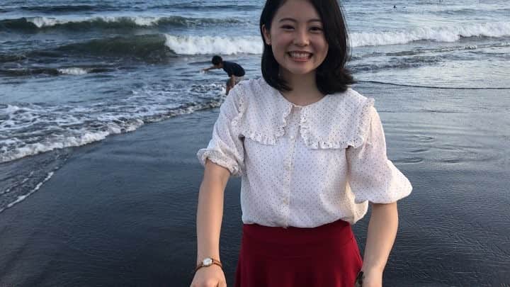村崎樹江里のインスタグラム：「昨日、今年最初にして最後の海へ行ってきました⛵️ . 天気も良くて、すごい気持ちが良かったです😊 . Went to the Enoshima beach at the end of summer/mid fall🍁 The weather was so nice and it felt really good to go into the water too🌊 . . . . #海 #江ノ島 #ocean #enoshima #サップ #投票 #カメラ好きな人と繋がりたい #赤 #red」