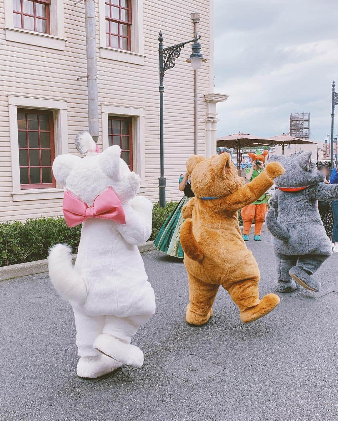 鈴木えみさんのインスタグラム写真 - (鈴木えみInstagram)「念願のディズニーランドホテルのシンデレラルームに泊まって、ランドとシーの両方に遊びに行った2日間🏰💗 ビビディバビディブティックも初体験して、キャラクターにもたくさん会えました！大人たちは足腰が砕けそうなほど疲れたけど、 楽しい思い出がまた増えたね🧚🏻‍♀️よかったよかった。 みんなはどんな3連休だったかな？明日からまたがんばろう✨ おやすみなさい🌛💤」10月8日 23時42分 - emisuzuki_official