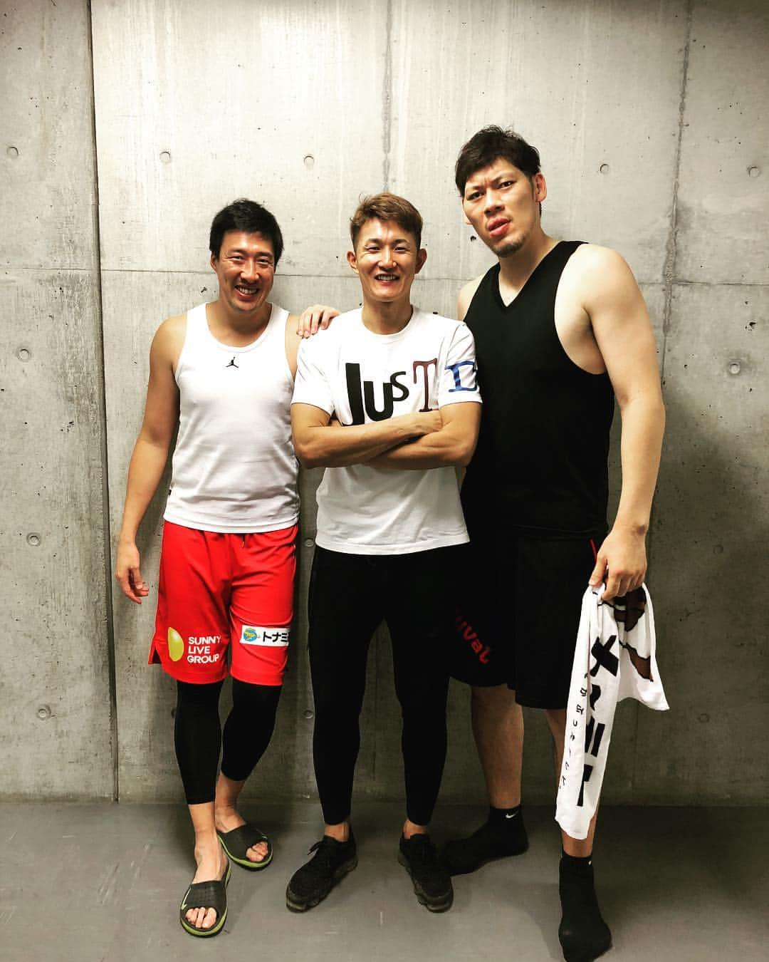 川村卓也さんのインスタグラム写真 - (川村卓也Instagram)「. 僕が大好きな２人が帰ってきました！ 昔から可愛がってもらってます！ 彼らと過ごした代表合宿では、写真のポジション通り、２人の間に挟まれ、エンドレスな関西弁を聴きながら何度も腹を抱えて笑わせてもらいました。 おかげで夜寝れなかったのを覚えています。。 俺にとっては素晴らしい思い出です。 ２人ともこれからもよろしくねー！ ※ダイジメンは遠近法により、少し小さく映るのが得意です。笑 ※青さんは遠近法使っても小さくなれません。笑」10月8日 23時54分 - kwmrtky1