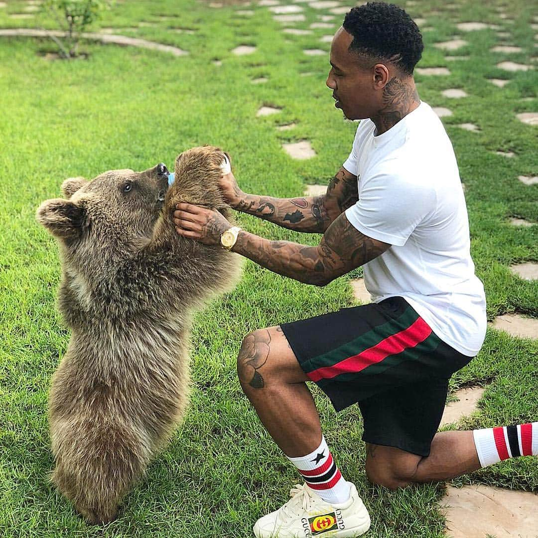 ナサニエル・クラインのインスタグラム：「Bear with me...😉📍Dubai🇦🇪」