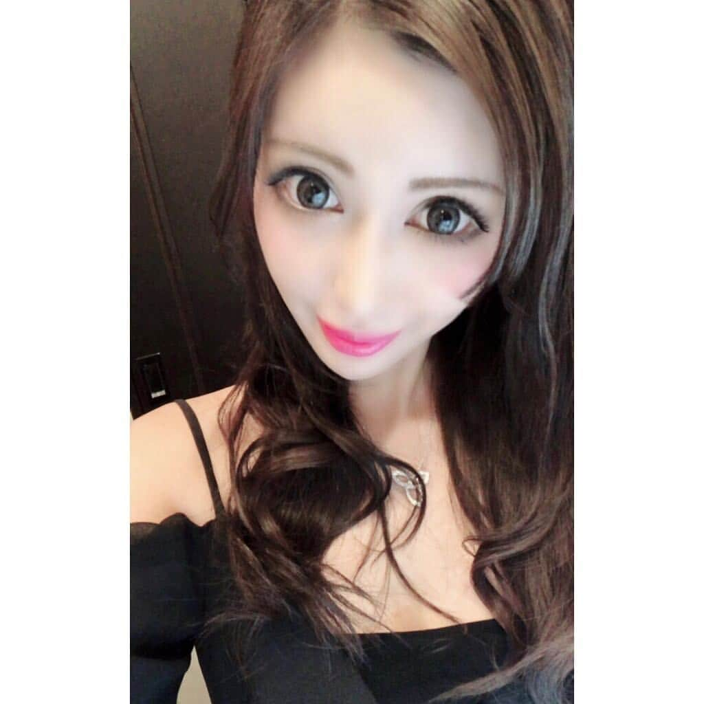 水輝聖羅さんのインスタグラム写真 - (水輝聖羅Instagram)「ディナー行ってきたよ🙋‍♀️💋﻿﻿ ﻿﻿ パーソナルカラーに合わせてシャドーとチークとリップ変えたら顔映りが明るくなって全然違う❣️👀﻿﻿ ﻿﻿ 青みピンクlove👩🏻💕💕﻿﻿ ﻿﻿ パーソナルカラー大事だね🤫💋﻿﻿ ﻿﻿ 昨日は付き合った日から3年でした💑💖💖💖﻿﻿ ﻿﻿ いつもありがとう☺️♥️♥️♥️﻿﻿ ﻿﻿ #ディナー #付き合った記念日 #3rdanniversary #パーソナルカラー #ブルベ #ブルベ冬 #青みピンク #青みピンクリップ #暗髪 #暗髪メイク #ワンピース #onepiece #bcbgmaxazria ﻿#巻髪 #ねむい ﻿﻿」10月9日 2時46分 - seira_mizuki