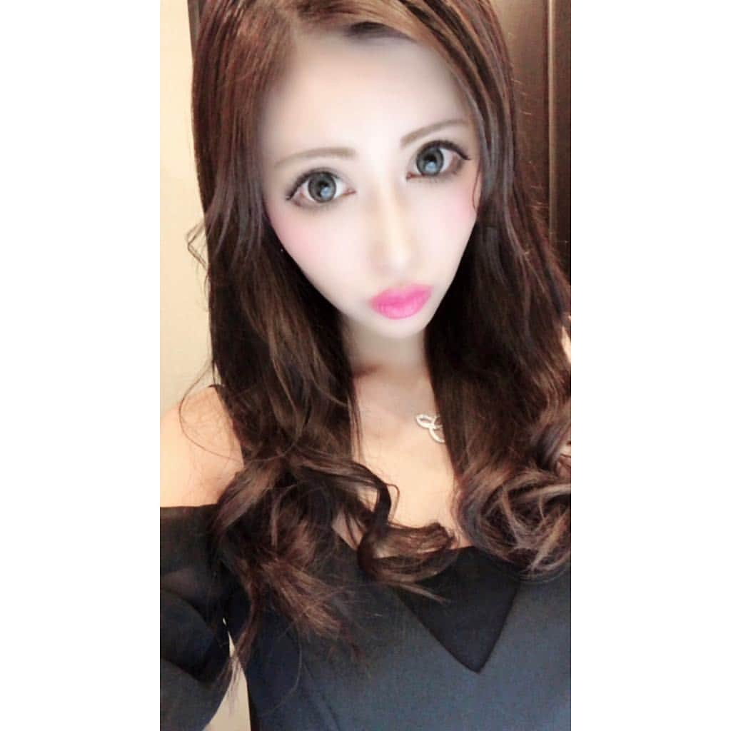 水輝聖羅さんのインスタグラム写真 - (水輝聖羅Instagram)「ディナー行ってきたよ🙋‍♀️💋﻿﻿ ﻿﻿ パーソナルカラーに合わせてシャドーとチークとリップ変えたら顔映りが明るくなって全然違う❣️👀﻿﻿ ﻿﻿ 青みピンクlove👩🏻💕💕﻿﻿ ﻿﻿ パーソナルカラー大事だね🤫💋﻿﻿ ﻿﻿ 昨日は付き合った日から3年でした💑💖💖💖﻿﻿ ﻿﻿ いつもありがとう☺️♥️♥️♥️﻿﻿ ﻿﻿ #ディナー #付き合った記念日 #3rdanniversary #パーソナルカラー #ブルベ #ブルベ冬 #青みピンク #青みピンクリップ #暗髪 #暗髪メイク #ワンピース #onepiece #bcbgmaxazria ﻿#巻髪 #ねむい ﻿﻿」10月9日 2時46分 - seira_mizuki