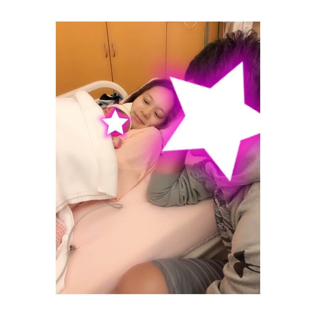 竹澤萌子のインスタグラム：「2018.10.08❤️❤️❤️ 予定より1週間早く3150gの女の子を出産しました👶💓💓✨ 母子ともに元気です🤱💕 この日の朝☀️おしるしがあったけど、全然身体に違和感無かったから普通にラーメン博に行ってて🤣🍜🍥🍥 そして夕方〜夜、ちょっと違和感ぽいのを感じ始め、20:00過ぎに病院到着、22:40に出産という、元アスリートの力を発揮しまくりの出産でした✌️💓💓🔥🔥🏋️‍♀️🤸‍♀️ 主人と母にはずっと付き添ってもらって、本当感謝しています😌💕💕🌃✨ 前々の投稿から温かいコメントを下さっていた皆さんも、本当にありがとうございます😘🙏❤️❤️ #maternity#maternityshoot#39w0d#birth#baby#girl#October#8th#birthday#マタニティ#マタニティフォト#出産#立会い出産#女の子#ベビー#赤ちゃん#スピード出産#元アスリート#元シンクロ選手#苦しかった練習思い出してた#あの日々は無駄じゃなかった#もう笑えない時に笑ってたり#ここまで我慢強いの珍しいらしい#褒められて嬉しい#ママは助産師さんにこの子男と思って下さいとか変な事ばっかり言うし#旦那さんの手に爪の跡#ごめんね#ありがとう」