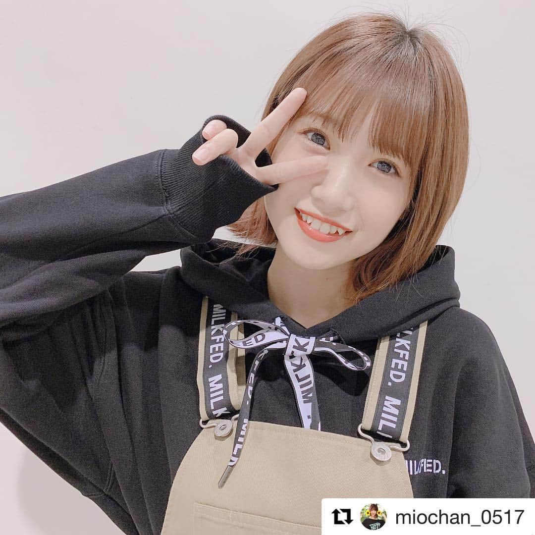 MILKFED.さんのインスタグラム写真 - (MILKFED.Instagram)「HKT48 チームKIVの 朝長 美桜ちゃん ありがとうございます😊 「MILKFED.×Dickies JUMPER SKIRT」 「MILKFED.×Dickies SWEAT HOODIE 」 #fashion #kawaii #calif #hkt48 #朝長美桜 #チームkⅳ  #Repost @miochan_0517 with @get_repost ・・・ 今日の#miocode は、﻿ MILK FED×DICKIES×mini﻿ トリプルコラボの﻿ オーバーオールスカートとトレーナー💗﻿ ﻿ 首のロゴテープがポイント💫﻿ リボン結びにするのが可愛いよ🎀﻿ ﻿ カラーは、珍しくカーキを選びました🙆‍♀️﻿ カーキにブラックを合わせると一気に冬感❄️☃️❄️﻿ 長Tを合わせても可愛いと思うなぁ〜﻿ ﻿ トレーナーは、たぼっとしていて﻿ プリーツスカートとかに合わせても﻿ いい感じだと思うので早く着まわしたいなぁ〜💗﻿ ﻿ 差し色でピンクのスニーカーを合わせました☺️﻿ ﻿ #milkfed#milkfedjp#dickies#mini#candystripper#キャンディーストリッパー#キャンスパ #ミルクフェド#ディッーキーズ#秋コーデ#ジャンスカ#カジュアルコーデ#ミルクフェド女子#ミルフェ女子#ガーリーストリート#スウェットコーデ」10月9日 14時16分 - milkfedjp