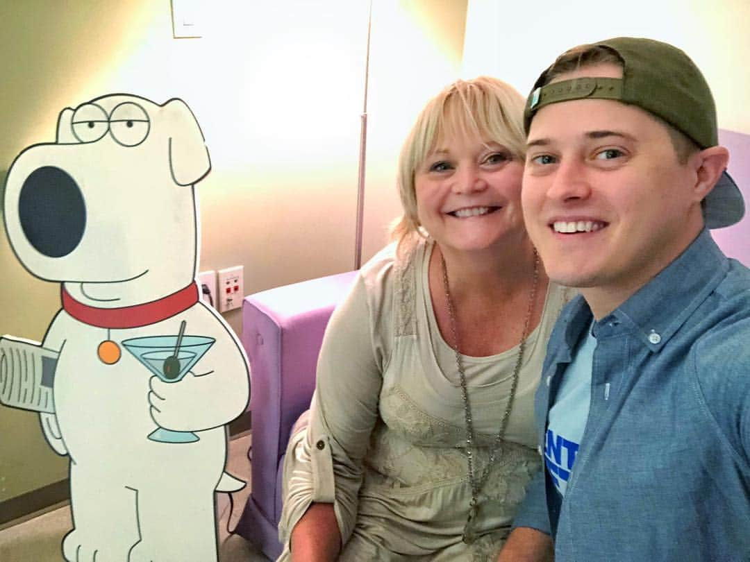 ルーカス・グラビールさんのインスタグラム写真 - (ルーカス・グラビールInstagram)「It was "Bring Your Mom To Work Day" at @familyguyfox last week. It was exciting to show her what I do when I make silly voices for cartoons. @jeangrabeel has a crush on Brian. 😜」10月9日 14時50分 - mrgrabeel