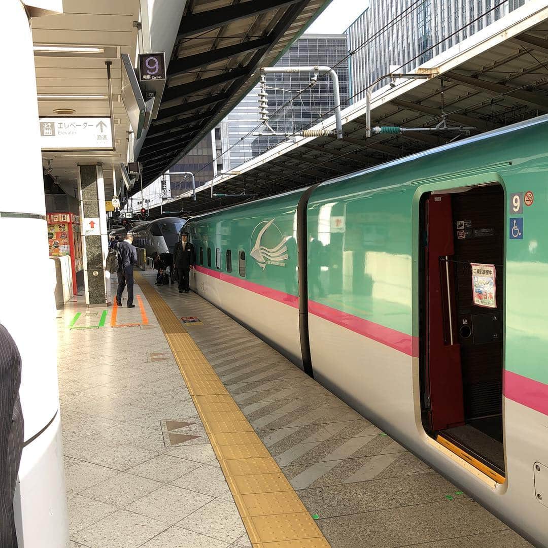 石丸幹二さんのインスタグラム写真 - (石丸幹二Instagram)「#新幹線 #JR東日本 の新幹線は車輌が個性的である こちらは東北新幹線。少し先に別の車輌が連結されている。写ってはいないが隣のホームにはピンクと青の2階建ての車輌。 仕事の移動だか束の間の楽しみ #石丸幹二」10月9日 8時29分 - team_kanji_ishimaru