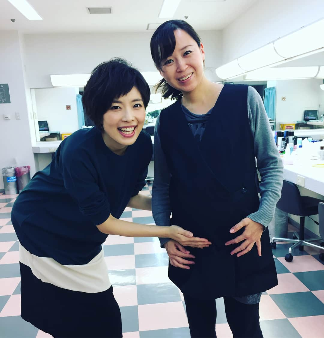 林マオさんのインスタグラム写真 - (林マオInstagram)「昨日で産休に入ったメイクさん💐 元気な赤ちゃんを産んで、 また帰ってきてくれるのを、 首をなが〜くして待ってます❤️ ひとまず、逆子体操ギリギリまで がんばって！！」10月9日 9時26分 - maohayashi_ytv