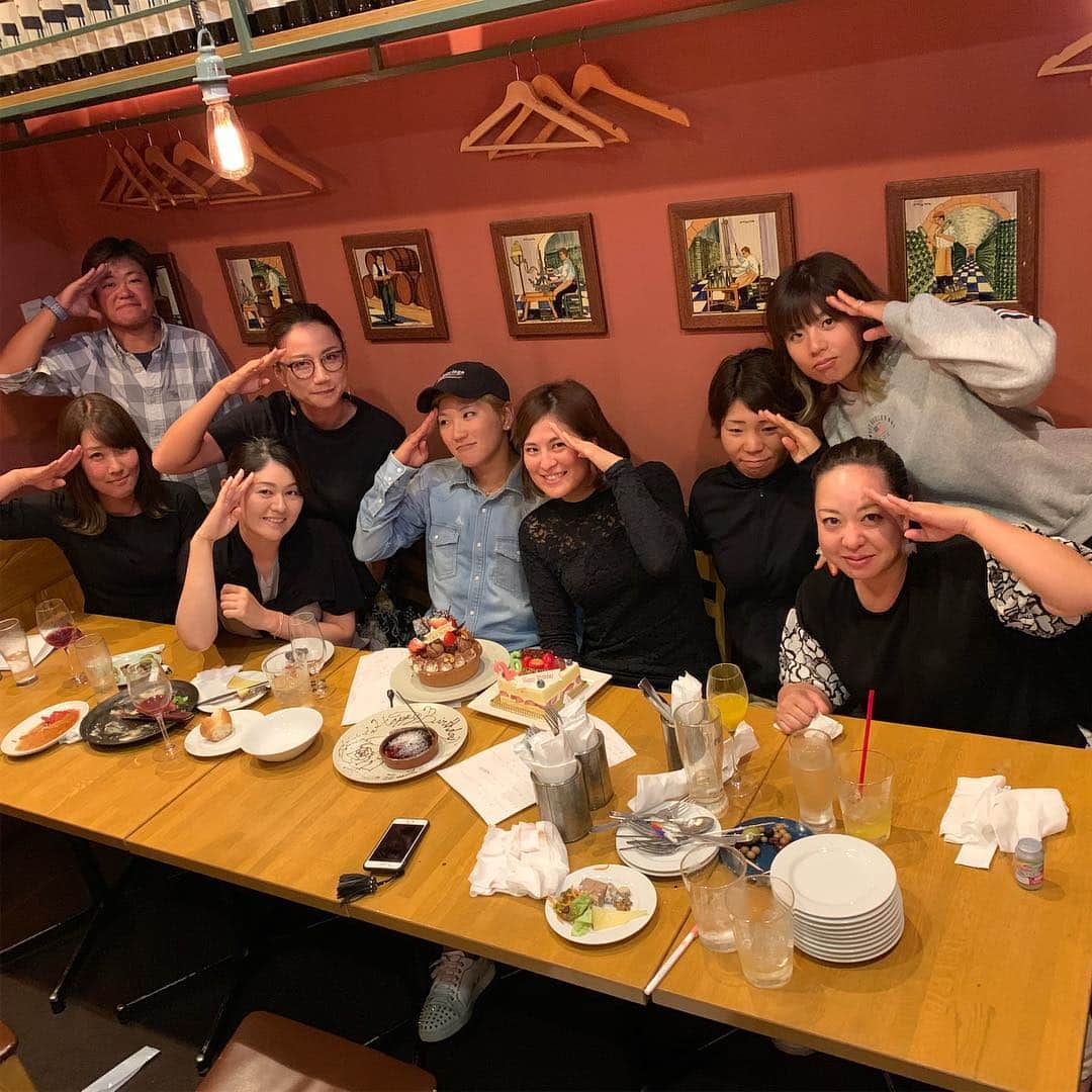 穴井詩のインスタグラム：「ハッピーバースデーみっすー！🎉🎂🎁 #秋なのに背筋がゾクっとする怖い話もありつつ  #学力テスト  #福田さんの珍回答  #マミはパタージャストタッチです」