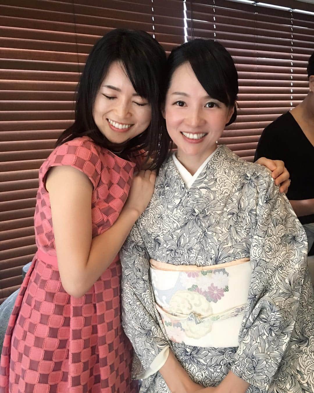 のインスタグラム：「先日 #プレミアムぽん女会 に参加してきました。 #ぽん女会 とは、#近藤 淳子 アナウンサーが大切に育んでいる、日本酒を愛する女性の会です。 いつも即日満員御礼になるの！ 今回もキャンセル待ち20人ということで、ひとつひとつの瞬間を丁寧に味わってきました。 目黒にある#鮨りんだ にて、宮城県石巻市の平孝酒造のお酒 #日高見 とお寿司のマリアージュを堪能。 同じ日本酒でも、前菜には冷やで、トロには39度に温めていただくという、とても繊細で粋な飲み方をさせていただきました。 温度によって全く違った味わいになるのが不思議。 ご一緒した皆様も各界第一線でご活躍されている方ばかりで、場の雰囲気がとても心地よかったです。 こんちゃん、成功おめでとうー！そして ぽん女会9周年おめでとう♡ #美味しくて #食べすぎ飲みすぎ #お鮨大好き #日本酒大好き #鮨王子 #ソムリエ」