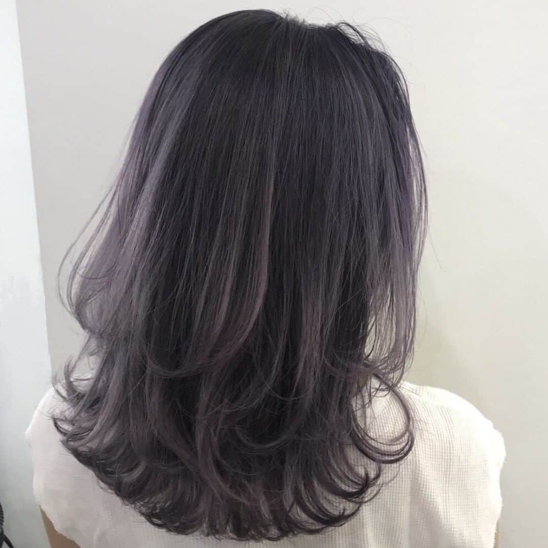のインスタグラム：「* 【MATERIA × 3 Salons Create】 ディープラベージュ ・ 使用色はこちら👇 #マテリア バイオレット、パール、A-mix、ブルーブラック ・ 根元と毛先を2タッチで、根元からカラーリング🌈🌈 ・ ・ 🎃🎃🎃🎃___________________ 様々なカラーデザインのレシピを @materia_lebel HPにて絶賛ご紹介中📽✨ プロフィールにURL貼り付けてます💨 ___________________🎃🎃🎃🎃 ・ ・ by SHACHU @shachu_hair * * #マテリア #materia  #ヘアカラー #haircolor  #外国人風カラー #外国人スタイル  #バイオレットカラー #ブルーブラック  #ラベージュ  #サロンカラー #デザインカラー  #color #hair  #外はね #外ハネヘア  #外ハネミディアム  #切りっぱなしロブ  #カラーレシピ #カラーデザイン  #ヘアカラートレンド  #美容師さんと繋がりたい  #美容学生と繋がりたい  #美容 #beauty #美容師  #ルベル #lebel  #タカラベルモント  #takarabelmont  #SHACHU」