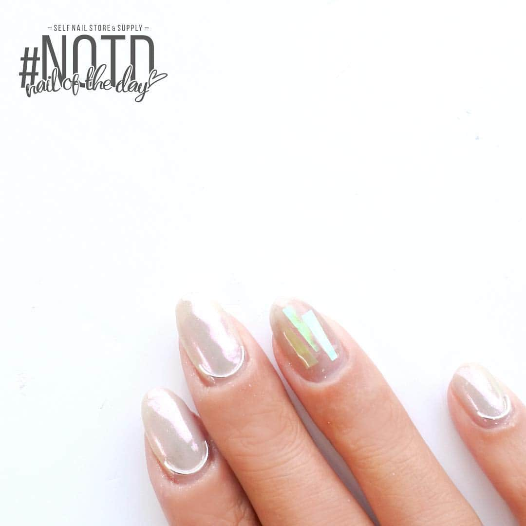 ネイルショップ【#NOTD】公式さんのインスタグラム写真 - (ネイルショップ【#NOTD】公式Instagram)「* #NOTD オリジナルネイル〻〻〻〻〻⁂ * 昨日ご紹介したオーロラミラーネイルをさらにシンプルにアレンジ✨ * 薬指以外はグレーネイルで仕上げています✨塗るだけで完成度が上がるので、これもまた時短ネイルにぴったり！ 薬指はスケルトンカラーにオーロラシートを入れ込んだ簡単レシピ◎ 前回の動画を見ながら手早くネイルを完成してみてください😆💕 * * ▼使ったのはこれ▼ ◼️#ウィークリージェル ✔️ne55 ウォームグレー ✔️ne4 メランコリー * 《薬指以外》 ne55をそれぞれ2度ぬり硬化し、ベースを作ります。ミラーパウダーを塗り込みクリアをぬったら、カーブスティックをのせて硬化。さらにクリアをパーツを埋め込むようにぬり硬化したら完成です！ 《薬指》 ne4を1度ぬりして硬化、同じ色を重ね塗りし、適当な大きさにカットしたオーロラシートをのせて硬化します。最後にもう一度同じ色を重ねぬりして硬化したら完成です！ * * #NOTDのサイトで他にもデザイン紹介してるから、ぜひプロフィールから飛んでみてください✨ * * * #ウィークリージェル #大人ネイル #シンプルネイル #くすみピンク #テラコッタカラー #ワイヤーネイル #パールネイル #秋カラーネイル * * * #秋ネイル #秋っぽネイル #個性派ネイル #ニュアンスネイル #セルフネイル #セルフネイル部 #セルフネイル初心者 #ネイルデザイン #ネイル #nail #nailstagram #nails #nailart  #nailswag #nailporn」10月9日 12時18分 - notd.jp