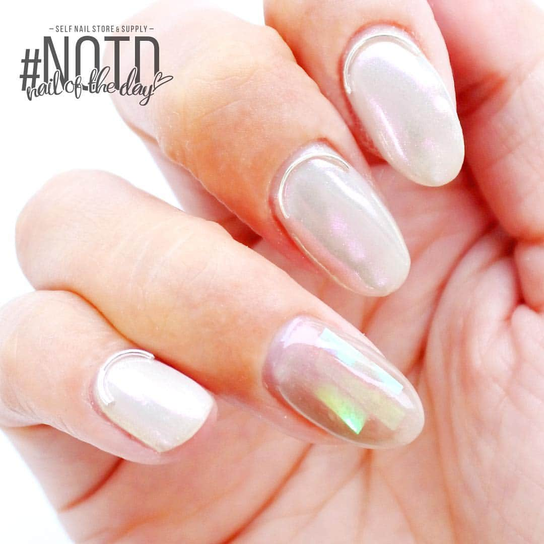 ネイルショップ【#NOTD】公式のインスタグラム：「* #NOTD オリジナルネイル〻〻〻〻〻⁂ * 昨日ご紹介したオーロラミラーネイルをさらにシンプルにアレンジ✨ * 薬指以外はグレーネイルで仕上げています✨塗るだけで完成度が上がるので、これもまた時短ネイルにぴったり！ 薬指はスケルトンカラーにオーロラシートを入れ込んだ簡単レシピ◎ 前回の動画を見ながら手早くネイルを完成してみてください😆💕 * * ▼使ったのはこれ▼ ◼️#ウィークリージェル ✔️ne55 ウォームグレー ✔️ne4 メランコリー * 《薬指以外》 ne55をそれぞれ2度ぬり硬化し、ベースを作ります。ミラーパウダーを塗り込みクリアをぬったら、カーブスティックをのせて硬化。さらにクリアをパーツを埋め込むようにぬり硬化したら完成です！ 《薬指》 ne4を1度ぬりして硬化、同じ色を重ね塗りし、適当な大きさにカットしたオーロラシートをのせて硬化します。最後にもう一度同じ色を重ねぬりして硬化したら完成です！ * * #NOTDのサイトで他にもデザイン紹介してるから、ぜひプロフィールから飛んでみてください✨ * * * #ウィークリージェル #大人ネイル #シンプルネイル #くすみピンク #テラコッタカラー #ワイヤーネイル #パールネイル #秋カラーネイル * * * #秋ネイル #秋っぽネイル #個性派ネイル #ニュアンスネイル #セルフネイル #セルフネイル部 #セルフネイル初心者 #ネイルデザイン #ネイル #nail #nailstagram #nails #nailart  #nailswag #nailporn」