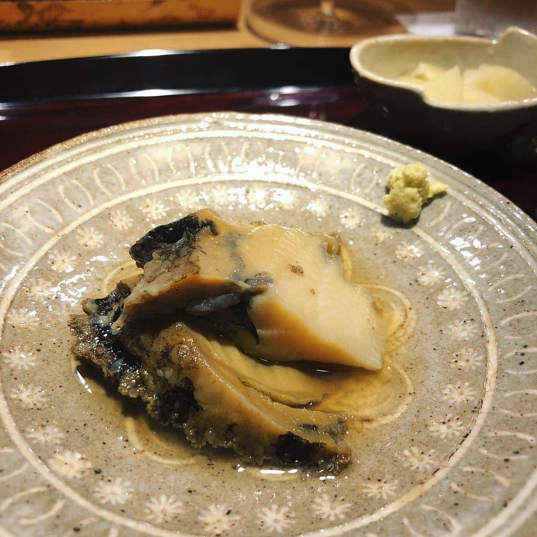 濱野りれさんのインスタグラム写真 - (濱野りれInstagram)「Sushi restaurant Amamoto ❤︎ #Reservation ➡︎ #Taste ➡︎ A I loooove Chef Amamoto💓 He is very attractive person and produce attractive Taste too☺️❤️ 'nigiri' is gonna up my highlight! . . #rirelog#amamoto#toptokyorestaurants#tokyorestaurant#higashiazabu#tokyoeats#foodie#michelin #foodstagram#gourmet#tabelog#sushilover#sushiya#食べログ#東麻布#食べるの大好き#予約困難#食べ歩き#東京グルメ#グルメ部#グルメ女子#お寿司大好き#東麻布天本」10月9日 12時13分 - riregram