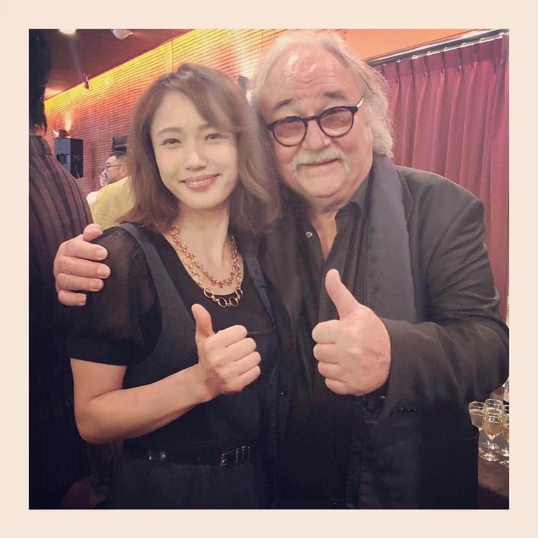 ソニンさんのインスタグラム写真 - (ソニンInstagram)「. 昨日 【マリー・アントワネット】 帝国劇場無事開幕いたしました。 ご観劇頂いた皆さま素敵な初日公演にしてくださりありがとうございました。 . ❶本日のお相手マリー役、花總まりさん。 誰もが知る素晴らしい女優さん、劇中沢山感化されて芝居を交わすのに身震いしながら楽しんでいます。2作品共演しながらも今回初の絡みなのも念願叶ってです！ ❷シルヴェスター・リーヴァイさん。モーツァルト！に続き二作品目のリーヴァイ作品。どこまでも探究心が強く本当に感服します。音へのこだわりが尋常じゃない。美しい音楽の中に生きさせてくれてありがとうございます。マルグリットは本当に良い役だよねとおっしゃっていました。 ❸ロバート・ヨハンソンさん。今回の新演出版の演出家。稽古からこの舞台が幕開けするまで日本初な彼自身も我々も超えなくてはいけないものが沢山あった。彼と接するうちに結果私自身がこの役を担う上で必要なものを獲得したように思える。 ❹韓国版マリー役の、キムソヒョンさん。 ❺韓国ミュージカル女優の、キムソヒャンさん。(マタハリやコンスタンツェやってらっしゃいます) わざわざ韓国から初日を観にいらしてくださいました！！ お二人ともとっても優しく素敵な方で、大変感動したとひたすら讃えてくださり、とても嬉しい出会いでした。 . 博多座公演を経ての東京開幕と言えども、二ヶ月もありますのでまた形も変っていくでしょう。 演出家、クリエイターたちと共に作った基本は決して揺るがず、お客様とともに良い形に進化していけるよう、この役に感謝して毎公演立っていきたいと思います。ぜひ観にいらしてください！ . #マリーアントワネット #マルグリットアルノー #帝国劇場 #MarieAntoinette #Musical #SylvesterLevay  #마리앙투아네트 #뮤지컬 #김소현 #김소향」10月9日 13時21分 - sonim_official