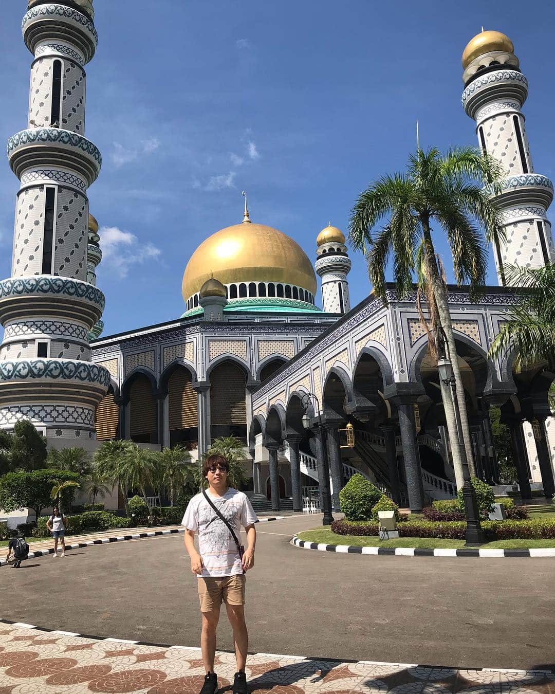 白井鉄也さんのインスタグラム写真 - (白井鉄也Instagram)「🇧🇳おブルネイ🇧🇳 ガチモスクだよ！ パワースポット中のパワースポットだったよ！ 空気とノリが違うよ！ 中は撮影禁止で静かで、空気がめっちゃ冷たかったよ！  #おブルネイ  #ブルネイ #Brunei #パワースポット #power #powerspot #モスク #mosque #ガチ #リアル #rial #旅行 #travel #me #tbt #love #cute #instlike #instgood」10月9日 13時52分 - shiraichimon