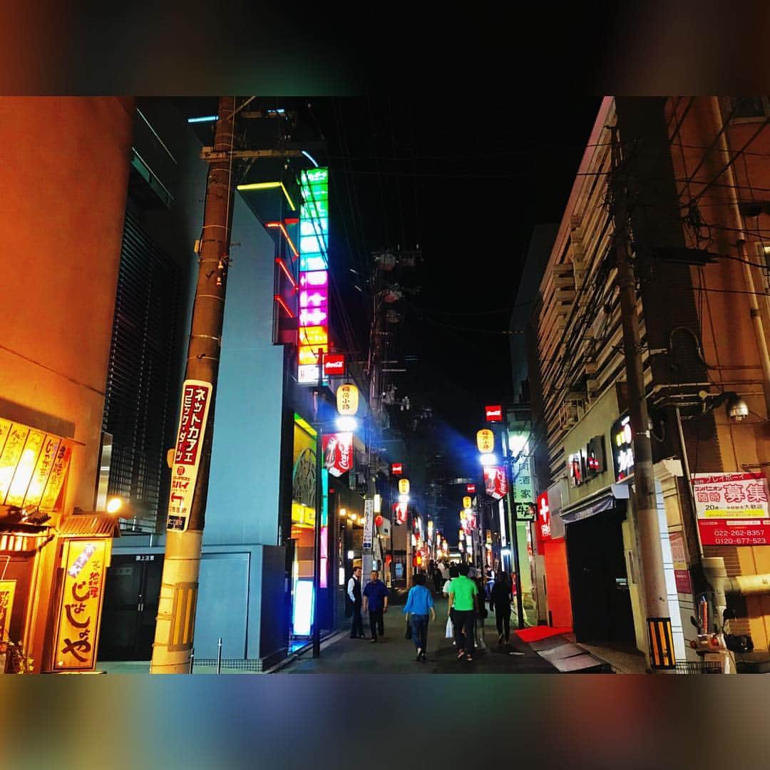 平林純のインスタグラム：「昨日、東京に戻りました。⠀ そして、ちゃっかりしっかり、仙台の歓楽街「国分町」にも行って参りました。#歓楽街フェチ ⠀ 途中、ソープランドの隣に豊川稲荷を見つけて、何故かわからないけどグッときた。⠀ ⠀ 先月までOLしてたから、オフィス街の清潔な夜景も、港区の上品さも綺麗で好きだけど⠀ どうしても私は、どの色も基調とせず、だらしない色で煌々とした飲み屋街が好き。⠀ ⠀ 次は木曜から、長崎と福岡へ。⠀ 中洲に期待、、！⠀ ⠀ #夜景 #仙台 #国分町 #平林純 #妄想テクノブレイク #私の正義」