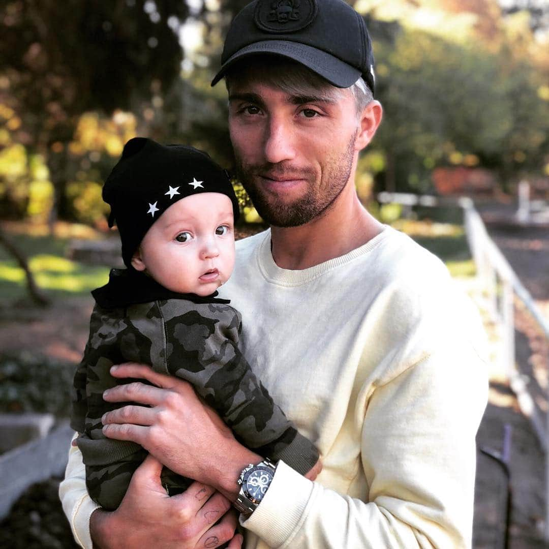 ケヴィン・カンプルのインスタグラム：「Hallo Freunde ... vielen Dank für die tollen Nachrichten und die herzlichen Glückwünsche zum Geburtstag ... ich freue mich über jede einzelne sehr ❤️!!! Auch ein großes Dankeschön an unsere Fans für die tolle Unterstützung in den vergangen spielen ...!!! Wir sind auf einem guten Weg 💪💪💪!!! Leider musste ich die Länderspiel Reise absagen weil mein Infekt von letzter Woche noch nicht vollständig genesen ist deswegen musste ich zur halbzeit gegen Nürnberg auch wieder runter ...! Ich wünsche meinen Team für die Spiele gegen Norwegen und Zypern alles gute und viel Glück !!! Im November sehen wir uns wieder zur nächsten Länderspiel Reise 🇸🇮🇸🇮🇸🇮!!! Danke und bis bald euer kev💪💪 #rbleipzig #kk44 #lovemyfamily #slovenia🇸🇮」