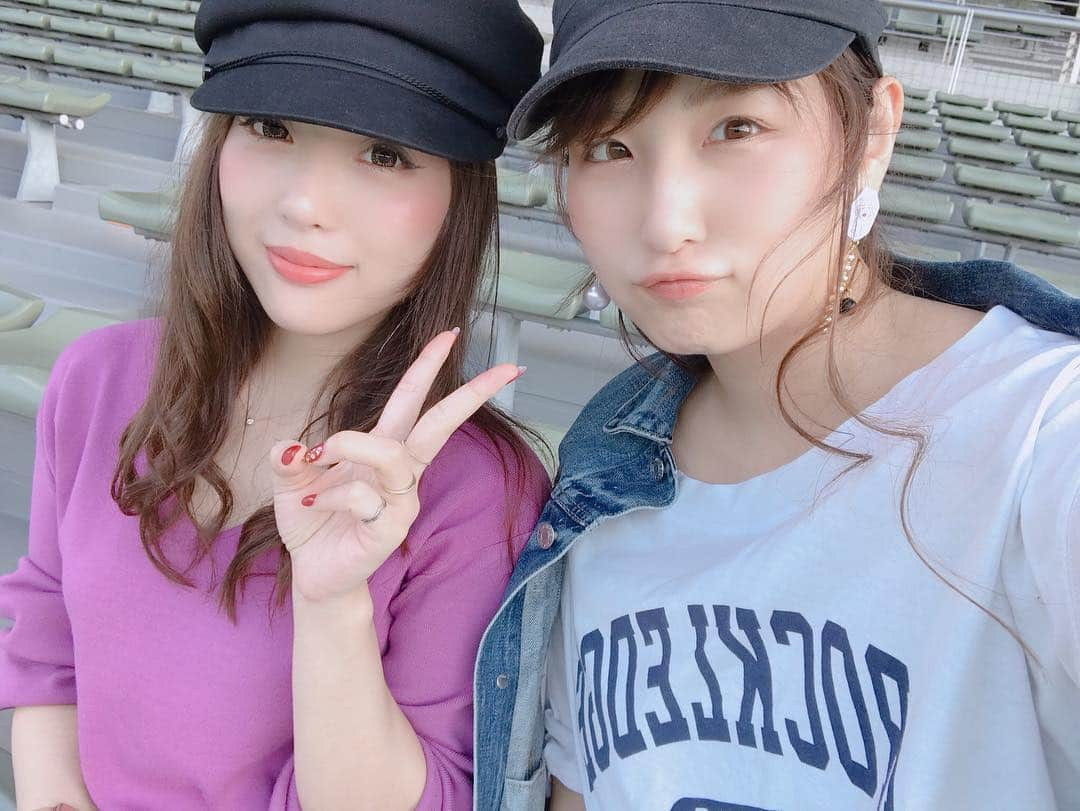 岡英里さんのインスタグラム写真 - (岡英里Instagram)「連日会ってるみけにゃんと ランチからの #大井競馬場 に行ってきたよー💓 . . 2人たも初心者なので新聞買ったりビギナーズや係の方々に買い方教えてもらったりして1R～5Rまでやってみました✨ . . 1Rと書いたつもりがいきなり記入ミスで2Rの券買ってたんだけど、間違えないで買ってれば当たってた😭 . . 今日は馬券の書いた方を覚えられたからよしっと（笑） . . みけにゃんと1日本当に楽しかったなあ😊みけにゃん連日ありがとう～💋 . . #岡英里 #吉田実紀 #大好き #サンスポ #サンスポgogoクイーン #ファイナリスト #グラビア #アイドル #グラドル自画撮り部  #ランチ #海鮮 #競馬 #大井競馬 #綺麗 #馬券 #買い方 #覚えた #楽しかった けど #予想 #難しい #大波乱 な #レース でした🤣」10月9日 23時39分 - okaeri0424