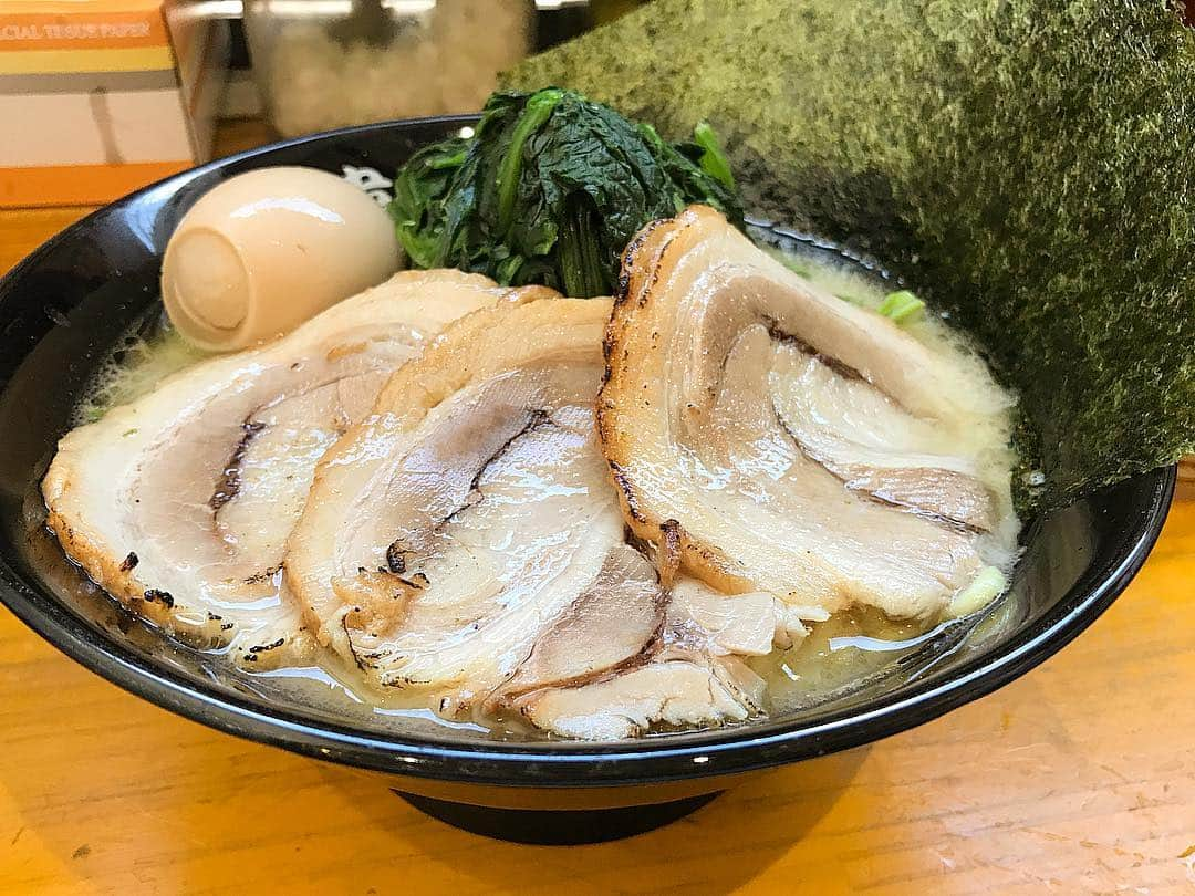 大見さなえさんのインスタグラム写真 - (大見さなえInstagram)「『たま卵炙りチャーシュー丼』🍚🥓 プロデュースして初めて食べに行った🐥❣️ ・ 角切りのチャーシューを炙って 脂の甘みと香ばしさが口の中に広がる☺️ 甘ダレでご飯をかきこみたくなるような 味付けにしてます(*´꒳`*) そしてなによりここの半熟卵がとろっとろで好み🐥🌸 ・ ラーメンは家系鯛ラーメン早稲田SP 家系塩ラーメン早稲田SP、家系油そば早SP大盛り🍜 (ラーメンの感想は前に吉田サラダさんとコラボした YouTubeを見ていただけると嬉しいです☺️) 個人的には鯛ラーメンと家系塩ラーメンがお気に入り♪ ・ 早稲田の学生さんが多いので 量も多くしてあるから満足感高めです(*´꒳`*) ・ そして！！10月12日同じく動画を撮らせていただいた 新橋『タッチノウミー』に17時〜20時まで居ます🐥🌸 お客さんに試作してほしい串巻きが何本かあるので たまたま空いてるー！くらいの感覚で ご都合合いましたら来てほしいです(*´꒳`*) ・ #チャーシュー #焼豚 #たま卵炙りチャーシュー丼 #めぐログ_早稲田 #家系ラーメン #ラーメン #チャーシュー丼 #たべめぐみプロデュース #半熟卵 #ご飯が進む #違う家 #プロデュース」10月9日 16時18分 - tabe_megumi