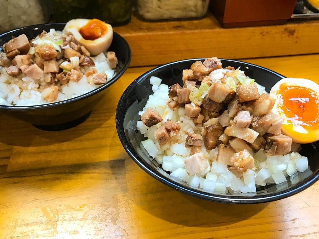 大見さなえさんのインスタグラム写真 - (大見さなえInstagram)「『たま卵炙りチャーシュー丼』🍚🥓 プロデュースして初めて食べに行った🐥❣️ ・ 角切りのチャーシューを炙って 脂の甘みと香ばしさが口の中に広がる☺️ 甘ダレでご飯をかきこみたくなるような 味付けにしてます(*´꒳`*) そしてなによりここの半熟卵がとろっとろで好み🐥🌸 ・ ラーメンは家系鯛ラーメン早稲田SP 家系塩ラーメン早稲田SP、家系油そば早SP大盛り🍜 (ラーメンの感想は前に吉田サラダさんとコラボした YouTubeを見ていただけると嬉しいです☺️) 個人的には鯛ラーメンと家系塩ラーメンがお気に入り♪ ・ 早稲田の学生さんが多いので 量も多くしてあるから満足感高めです(*´꒳`*) ・ そして！！10月12日同じく動画を撮らせていただいた 新橋『タッチノウミー』に17時〜20時まで居ます🐥🌸 お客さんに試作してほしい串巻きが何本かあるので たまたま空いてるー！くらいの感覚で ご都合合いましたら来てほしいです(*´꒳`*) ・ #チャーシュー #焼豚 #たま卵炙りチャーシュー丼 #めぐログ_早稲田 #家系ラーメン #ラーメン #チャーシュー丼 #たべめぐみプロデュース #半熟卵 #ご飯が進む #違う家 #プロデュース」10月9日 16時18分 - tabe_megumi