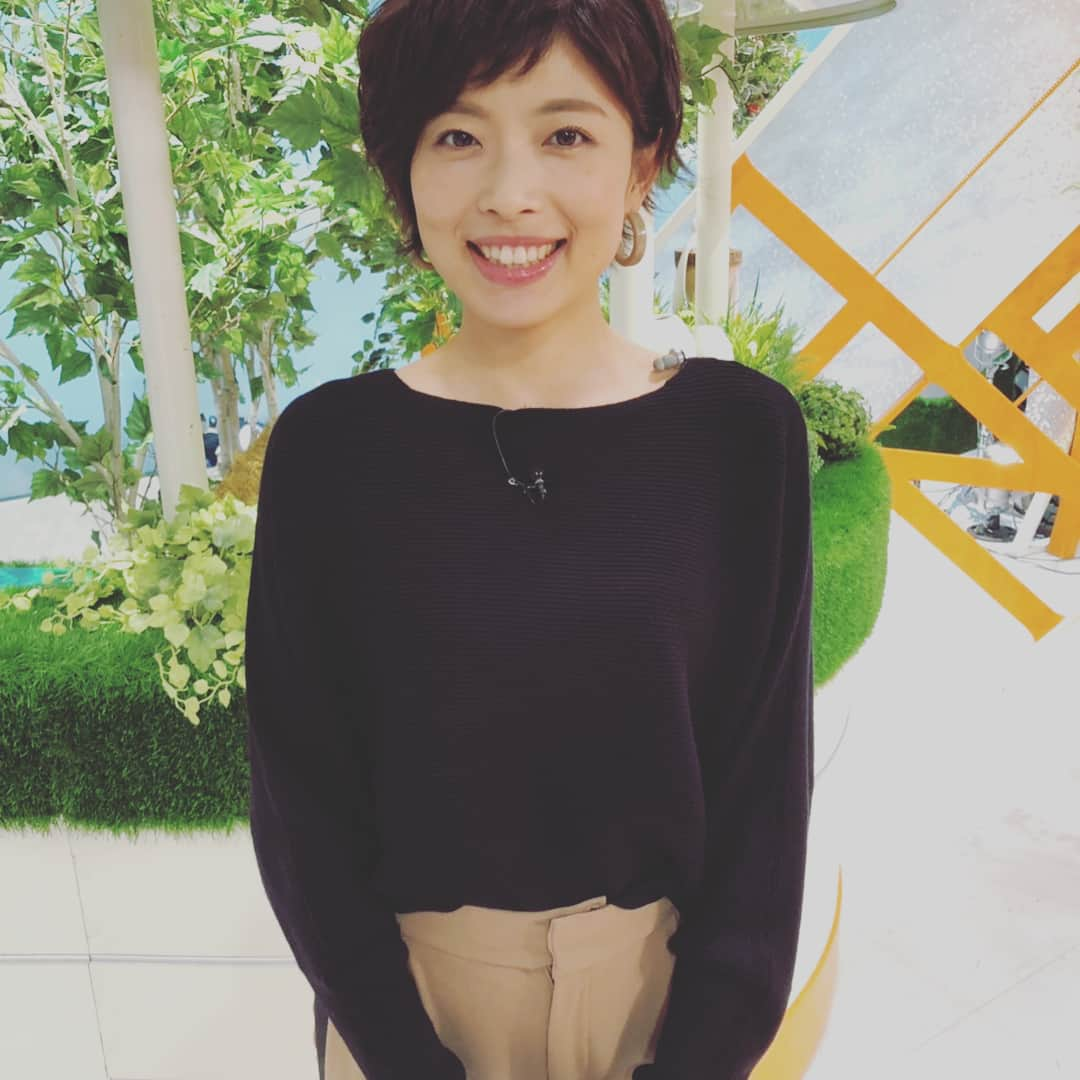 林マオさんのインスタグラム写真 - (林マオInstagram)「本日のお衣装です🖤🧡 ズボンに縦のライン。 今年も流行ってるみたいです👖  ジャージみたいじゃない？byメイクさん いや、ジャージからこの縦ラインが 今キテルンデス。by衣装さん  といった会話から、 中学生時代ジャージ流行ったよね〜という話になり… 当時は制服のスカートの下に、 体操服の青い長ジャージを履く。のがイケてると思っていた、、 冬は暖かく、スカートがめくれても見えない画期的で斬新なスタイルだったなぁ笑  若かったなー」10月9日 16時51分 - maohayashi_ytv