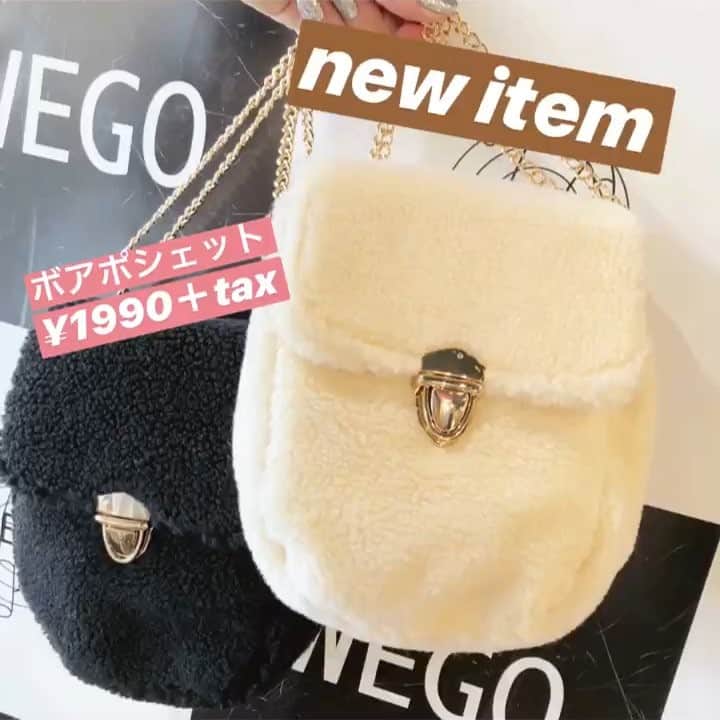 のインスタグラム：「💟new item💟 ✔️ボアポシェット ✔️¥1990＋tax 小さめサイズとボアがかわいいポシェットが入荷😘 ショルダー部分は華奢なチェーンがかわいい♥️ 使いやすいホワイトとブラックの2色展開！ #wego#wegogoods#goods#bag#ショルダーバッグ#ボア#new#newitem#newarrivals#harajuku#kawaii#2018aw」