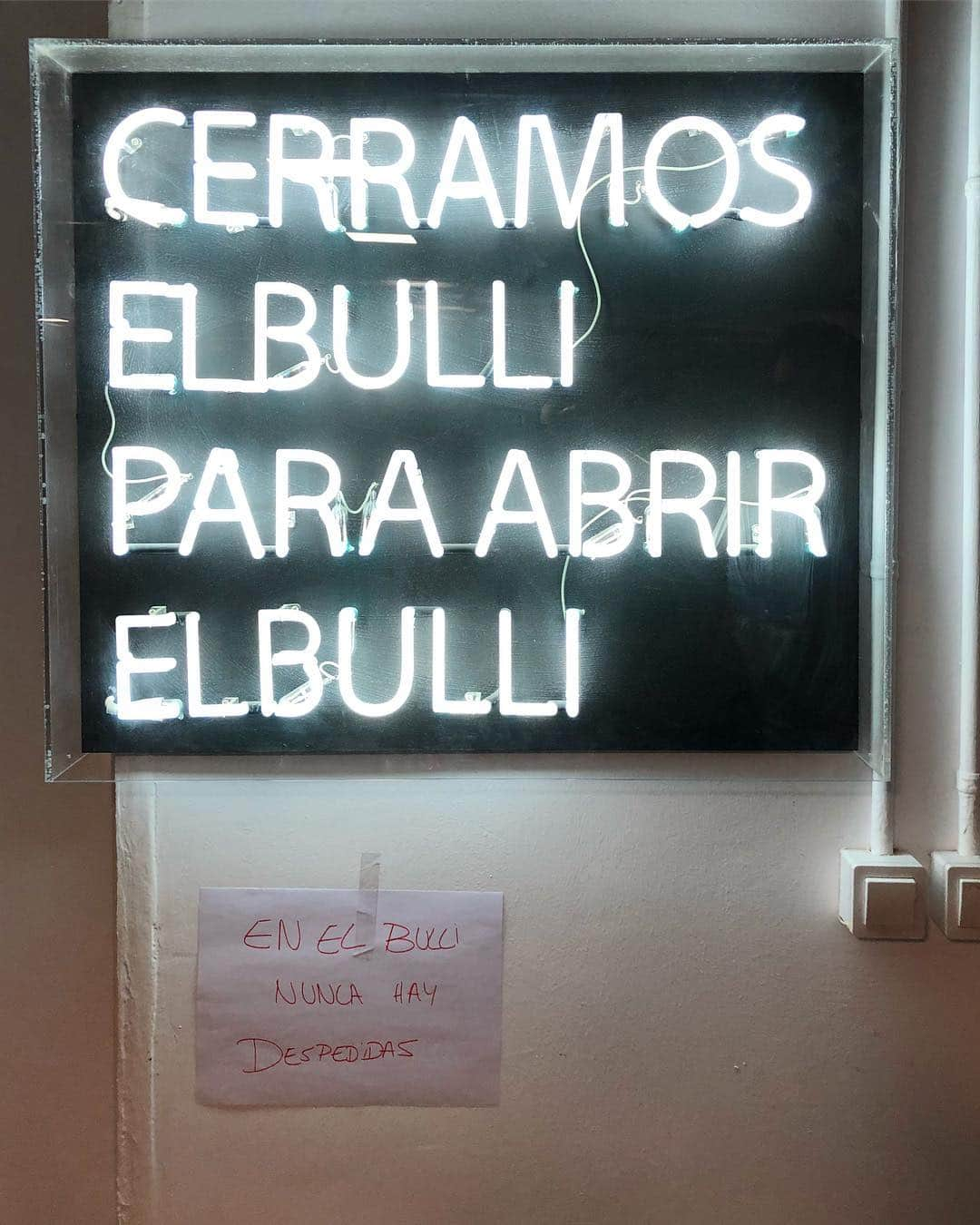 Mike Kriegerのインスタグラム：「As I start this next chapter after Instagram, I couldn't imagine a better person to talk to than chef Ferran Adrià. He developed El Bullí into the best restaurant in the world before closing it in 2011, to rethink things from the ground up and reopen as a food lab and interdisciplinary research center. "We closed El Bullí to open El Bullí", says the sign right when you walk into the space where he and his team are working on their own next chapter. His interests run deep; we bounced between AI, prototyping, company culture, education, and transitions. @kaitlyn and I left inspired by his curiosity and open approach to cataloguing knowledge about the world, sharing it out through his "bullipedia" series.」