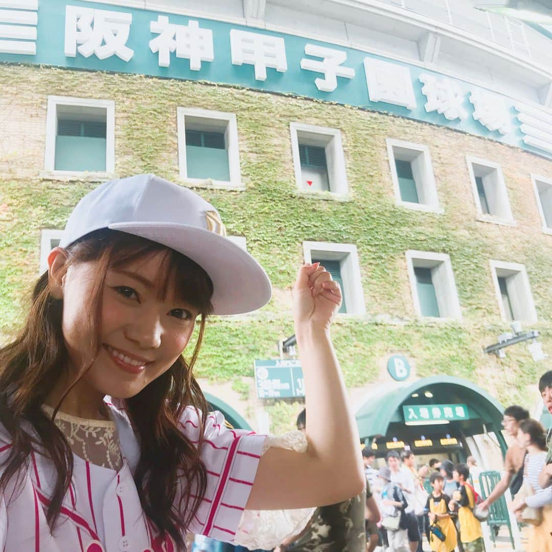 スカパー！プロ野球さんのインスタグラム写真 - (スカパー！プロ野球Instagram)「. スカパー！プロ野球インスタ中の人です。 残念ながら今シーズンのタイガースのCS出場は叶いませんでした…が、先日#スカパー特派員みほまる が甲子園のデーゲームの観戦に行ってきましたので、第16弾の応援レポート①をお届けします♪ . 野球の聖地！甲子園球場にやって来ました！(((o(*ﾟ▽ﾟ*)o))) 最寄駅から球場までの道のりにはタイガース仕様の改札や吉野家などすでにテンション上がりっぱなし！！ . #TORACO グッズはレモンイエローの色使いがツボすぎて、全部揃えたくなる(＞＜)！ おなじみキャラクターのコラボ商品もたくさん♪私の大好きなCRAFTHOLICもコラボしてて悶絶(*/ω＼*)！！ . 選手の等身大パネルとパシャリ✨ 藤浪投手、糸井選手、福留選手、秋山投手…そして、みほまる選手！( ˆoˆ )/笑 . いよいよプレイボール！スカッピーと応援の準備はばっちり❤️ ファンの皆さんと大きな声で応援(｀･ω･´)同じ名字の“大山選手”の応援には特に力が入ってしまいます…！ . . . . #プロ野球 #baseball #スカパープロ野球インスタ中の人 #スカパープロ野球インスタ特派員 #野球女子 #野球好きな人と繋がりたい #阪神タイガース #阪神 #タイガース #tigers #hanshintigers #甲子園球場 #甲子園 #スカッピー #野球観戦 #野球観戦楽しい #もっと野球観戦の楽しさを知ってもらいたい」10月9日 18時32分 - sptv_baseball