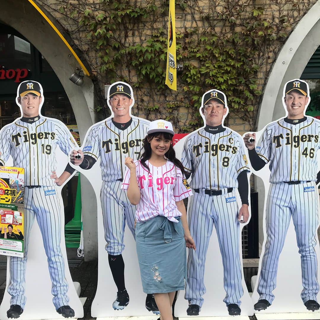 スカパー！プロ野球さんのインスタグラム写真 - (スカパー！プロ野球Instagram)「. スカパー！プロ野球インスタ中の人です。 残念ながら今シーズンのタイガースのCS出場は叶いませんでした…が、先日#スカパー特派員みほまる が甲子園のデーゲームの観戦に行ってきましたので、第16弾の応援レポート①をお届けします♪ . 野球の聖地！甲子園球場にやって来ました！(((o(*ﾟ▽ﾟ*)o))) 最寄駅から球場までの道のりにはタイガース仕様の改札や吉野家などすでにテンション上がりっぱなし！！ . #TORACO グッズはレモンイエローの色使いがツボすぎて、全部揃えたくなる(＞＜)！ おなじみキャラクターのコラボ商品もたくさん♪私の大好きなCRAFTHOLICもコラボしてて悶絶(*/ω＼*)！！ . 選手の等身大パネルとパシャリ✨ 藤浪投手、糸井選手、福留選手、秋山投手…そして、みほまる選手！( ˆoˆ )/笑 . いよいよプレイボール！スカッピーと応援の準備はばっちり❤️ ファンの皆さんと大きな声で応援(｀･ω･´)同じ名字の“大山選手”の応援には特に力が入ってしまいます…！ . . . . #プロ野球 #baseball #スカパープロ野球インスタ中の人 #スカパープロ野球インスタ特派員 #野球女子 #野球好きな人と繋がりたい #阪神タイガース #阪神 #タイガース #tigers #hanshintigers #甲子園球場 #甲子園 #スカッピー #野球観戦 #野球観戦楽しい #もっと野球観戦の楽しさを知ってもらいたい」10月9日 18時32分 - sptv_baseball