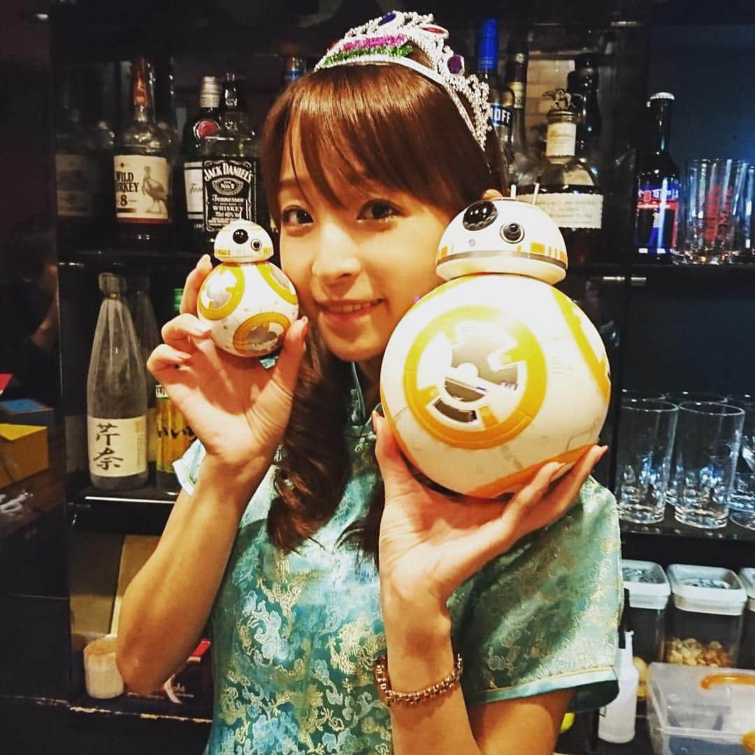 くぼたみかのインスタグラム：「Did a one-day bar! たまにやらせていただくスナックの1日ママ、昨日はお誕生日お祝いしていただきました😭‼️🙏 プレゼントまで頂き感謝です‼ 遠方から来ていただいたり、10年以上前から応援してくれてたり、初めて来てくれたり、本当に感謝です✨そしてすごーく楽しかった！またママできたらいいな😊🎉️ #スナック #とても感謝」