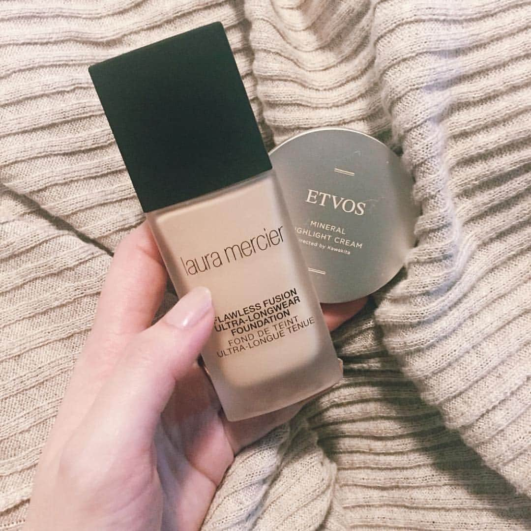 avex beauty methodさんのインスタグラム写真 - (avex beauty methodInstagram)「_﻿ ▶︎今日の推しコス:#ベースメイク ﻿ ﻿ =====================﻿﻿ #わたしの推しコス をつけて﻿﻿ お写真を投稿してください😌👠﻿﻿ 素敵な投稿は公式IGで﻿﻿ ご紹介させていただきます❣️﻿﻿ =====================﻿﻿ ﻿﻿ エイベックスのキヨです🐥﻿﻿ ﻿﻿ 今日は私も感動した、ベースメイクをご紹介します！﻿ ﻿ ローラメルシエのファンデーションです！🤗﻿ #河北裕介 さんの#メイク本 を読んで実際に試したところ、薄付きなのにカバーしてくれて、肌にピタっとなじむところに感動しました😭💞﻿ ﻿ #リピ買い 決定です！！！﻿ ﻿ ETVOSのミネラルファンデもおススメされていたので、次はこちらを試してみたいと思います❤︎﻿ ﻿ ﻿ #repost @karenon.213 via @PhotoAroundApp ﻿ 最近のお気に入り♡﻿ *﻿ ✔️#ローラメルシエ﻿ #フローレスフュージョンウルトラロングウェアファンデーション﻿ ﻿ セミマットなので、水を含ませたスポンジで、ごく少量を伸ばすとつるんっとした仕上がりに。﻿ ﻿ カバー力は高いのに、オイルフリーなのも◎ *﻿ *﻿ ✔️#ETVOS﻿ #ミネラルハイライトクリーム ﻿ 最高なハイライト♡﻿ #ルミナイザー と#シマリンググローデュオ のいいとこ取りをしたような質感です。﻿ ﻿ 植物オイルが入ったバーム自体のつややかさと、綺麗なパール感で、今までで1番のつや肌に✨﻿ ・﻿ ベージュカラーが肌に馴染むので、ハイライト入れてます！という感じにならず、艶のみを足して、発光するような肌に見せてくれます。﻿ ・﻿ 照明の下ではもちろん、バームのつやで、自然光でもしっとりとつややかな肌に見えるのもお気に入りです。﻿ *﻿ *﻿ #ベースメイク #ハイライト #ツヤ肌 #河北メイク #メイク好きな人と繋がりたい  #コスメ好きな人と繋がりたい #makeup #cosmetics﻿ ﻿﻿ 今回はステキな投稿をされていた﻿﻿ @karenon.213 さんのpicから紹介させていただきました！❤︎ありがとうございます！﻿﻿ ﻿﻿ 他にもおススメコスメ載せていらっしゃるので、﻿ ぜひチェックしてみてください❣️﻿」10月9日 19時17分 - avex_beauty_method