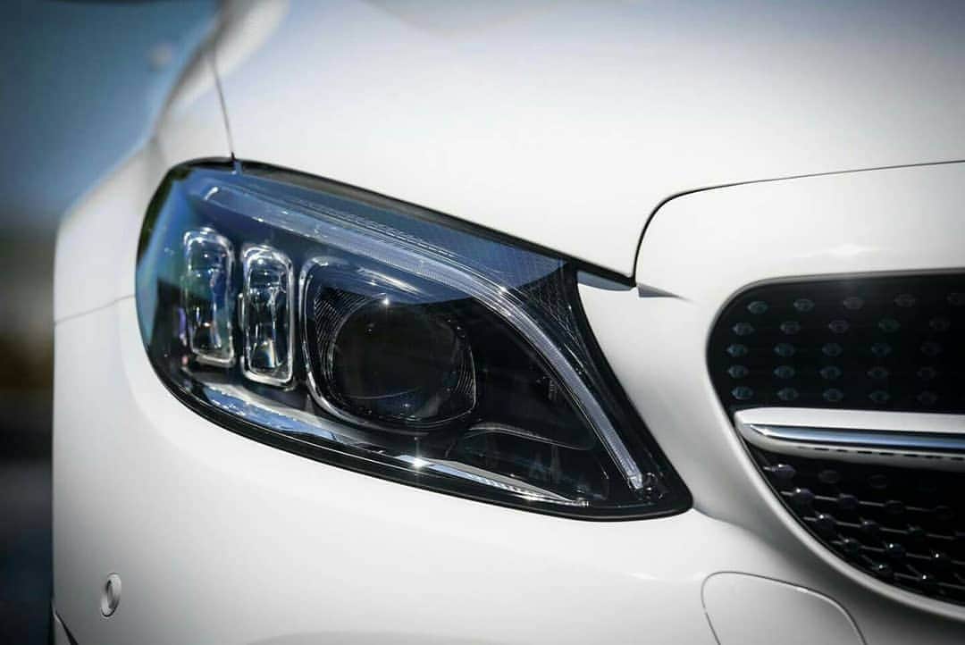 Mercedes-Benz Thailandさんのインスタグラム写真 - (Mercedes-Benz ThailandInstagram)「C 220 d AMG Dynamic รูปลักษณ์ที่ปราดเปรียว ผสานชุดแต่งแบบ AMG Bodystyling รอบคัน พร้อมเอกลักษณ์ความโดดเด่นด้วยกระจังหน้าแบบ Diamond Grille สีเงิน เพื่อให้คุณสัมผัสเต็มอารมณ์ความสปอร์ตอย่างแท้จริง ทำความรู้จักกับ C 220 d ได้ที่ https://www.mercedes-benz.co.th/c-classsaloon  #MercedesBenz #CClass #MercedesBenzThailand」10月9日 20時39分 - mercedesbenzthailand