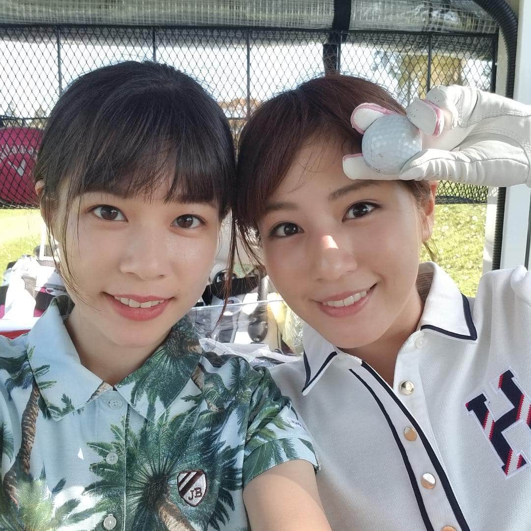 フジテレビアナウンサーのインスタグラム：「同期の堤アナとゴルフに行ってきました⛳ 実はれいみちゃんとゴルフに行くのは初めて！ お気に入りのゴルフウェアで参戦してきました✨ 途中、｢私たちはゴルフをしているんだっけ？ゲートボールをしているんだっけ？💦｣という気持ちになりながらも笑、楽しい時間を過ごせました😆  #鈴木唯 #堤礼実 #フジテレビアナウンサー」