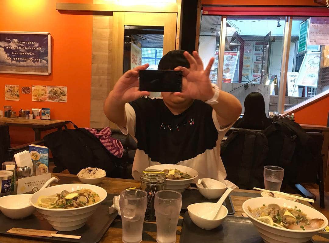 高井佳佑（ガーリィレコード）さんのインスタグラム写真 - (高井佳佑（ガーリィレコード）Instagram)「そういえば先日デブ達と渋谷の「あさり屋」というラーメン屋に行ったのですが、悪魔的に旨かったのでみなさんにオススメします。 さっぱりしてるのにあさりから出た旨味が濃厚で、飲んだ後の〆にも抜群！ ご飯も食べれるしマジで行った方がいいですよ！ でっかいあさりのオブジェが目印！ #あさり屋 #あさりラーメン #渋谷 #塩バターあさりラーメン #ガーリィレコードチャンネル #デブ #めんまがなげぇ」10月9日 22時00分 - kurutteyagaru