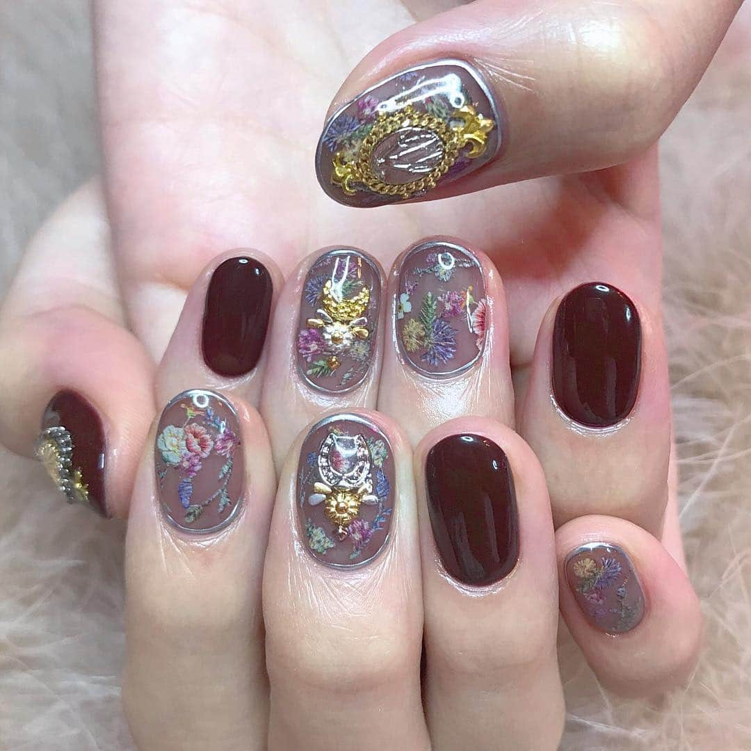 KAI32さんのインスタグラム写真 - (KAI32Instagram)「. @mananails まなちゃんプロデュースのメタリックジェルを使って縁を囲んでみました！ . ダークカラーに合わせると可愛い…🥥🖤🦉🗝 . . . 使用アイテム #embroidery_flowers @shanailpro  #ファビュラスチェーンs silver #シーアネモネ  #セサミ #presto_115 #presto_158 #elmoon_jo1 silver . . #pink_rose_window  #pinkrosewindow」10月9日 22時19分 - kai32