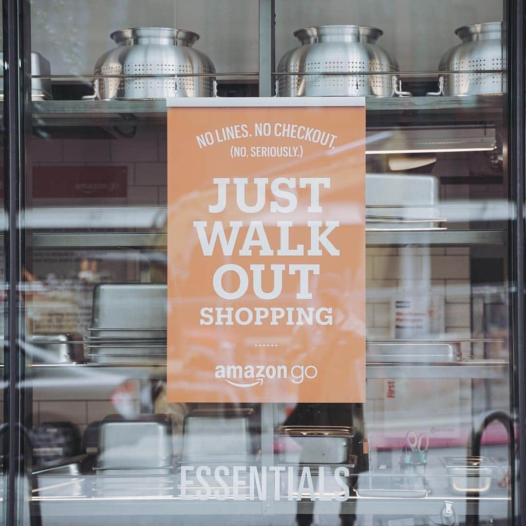 市川渚さんのインスタグラム写真 - (市川渚Instagram)「"Just walk out shopping" #amazongo in Seattle . @spurmagazine 連載、69回目公開されました！今回は先日シアトルで念願かなって行ってきた、amazonの"レジのない"コンビニ「amazon go」について書きました🏪 . お買い物はお店のゲートで専用アプリのQRコードを読み込ませて、あとは商品を選んで、何もせずに店を出るだけ。最初はまるで万引きしたかのような不思議な気持ちに😂お店で売ってるものも魅力的で、野菜を中心としたサラダやサンドウィッチ、オーガニック系スーパーにおいてあるようなお菓子や飲み物、お酒までありました。これから、キオスクやコンビニからは間違いなくレジがなくなってくだろうなと思った次第。 . 記事はプロフのリンクから見れます🔗 . https://spur.hpplus.jp/culture/nagisaichikawa/201810/08/IjdnlHA/ . #市川渚のデジタルスタイリッシュライフ#連載#amazon#seattle#spurmagazine」10月9日 22時36分 - nagiko