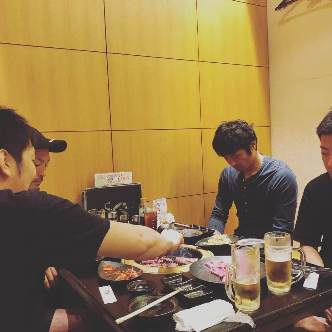 武田翔太さんのインスタグラム写真 - (武田翔太Instagram)「先日、中継ぎ決起集会に参加しました^_^初めてだったけど楽しめました。 CSに向けて頑張って行きます👍 帰りにみんなミニストップのパフェ食べてた！僕と大竹だけお腹一杯で食べれなかった....笑笑 別腹でも無理だった💦」10月9日 23時06分 - shotatakeda18