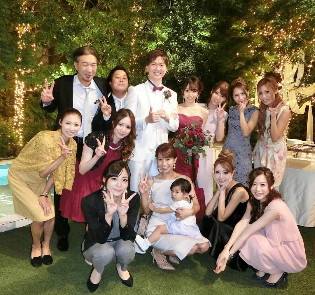 MARIEさんのインスタグラム写真 - (MARIEInstagram)「いつも遊んでもらってる仲良しの桑田夫妻の結婚式👰🏼🤵🏼💕 さすが!!としか言い様がないゴージャスな結婚式でした👏🏼✨ 大手ホストグループのオーナーと売れっ子キャバ嬢の2人なだけあって歌舞伎町感が凄かった😂😂😂笑 本当におめでとう、末永くお幸せに...😌💓 これからも3人で遊ぼうね🦄💕 #wedding #happywedding #friends #marriage #marry #girls #結婚式 #結婚式コーデ #結婚式ヘアセット#結婚式二次会 #青山迎賓館 #歌舞伎町 #ホスト #キャバ嬢 #前は同じマンション #偶然真上に住んでた😂」10月9日 23時29分 - marie_mimura