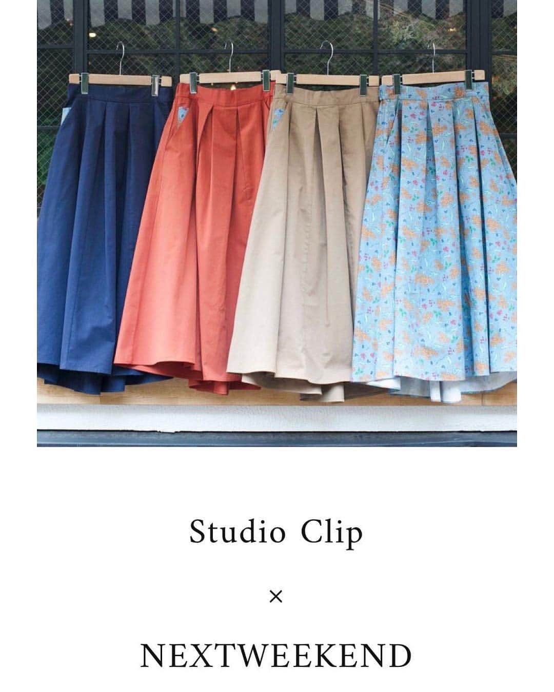 村上萌さんのインスタグラム写真 - (村上萌Instagram)「たっぷりフレアの、コラボスカートができました💁‍♀️「集う日のスカート」と名付けたこのスカートは、全3色+私が着用してる総柄。この春からNEXTWEEKENDが #かぞくごと プロジェクトでご一緒している @studioclip と作りました。﻿ 今日から @studioclip のウェブで先行発売開始です。﻿ ﻿ こだわったところ﻿ 👇﻿ ﻿ ☑︎ハリのある素材なので、遠くからも華やかな印象に映るシルエットに。﻿ ﻿ ☑︎足首が見える着丈と、着丈に前後差をつけ、より美しく女性らしく見えるデザインに。﻿ ﻿ ☑︎花柄は @joetonozomi の可愛すぎる描き下ろし！ブル―グレーの絶妙なカラーが、小慣れた感じを出してくれます。﻿ ﻿ ☑︎大福だってなんだってたっぷり入るポケットと、なんとインサイドにミニポケットが…！﻿ リップクリーム等細かなものをいれても迷子になりません。﻿ ﻿ ☑︎インサイドポケットは、無地スカートにもプリント生地を使用し、ディテールポイントに。﻿ ﻿ ☑︎ウエストは後ろだけゴムになってるので、前から見るとシュッとしてるのに着心地◎﻿ ﻿ ☑︎StudioCLIPのおかげで、これが¥5,990(税別)という奇跡…！﻿歴史ある大きなブランドってすごい… ﻿ サイズはMとLがありますが、結構ゆったり目なので、心配な方はMがおすすめです！お気に入りのスカートができて、本当に嬉しい😭👏🏻」10月9日 23時20分 - moemurakami_